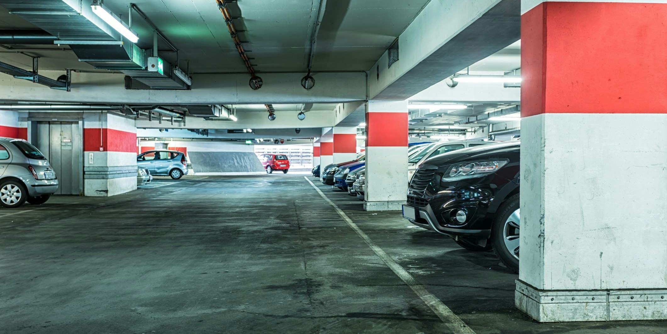 Zum Dienstantritt fand die Mitarbeiterin zwei Leichen zwischen den Autos liegen.