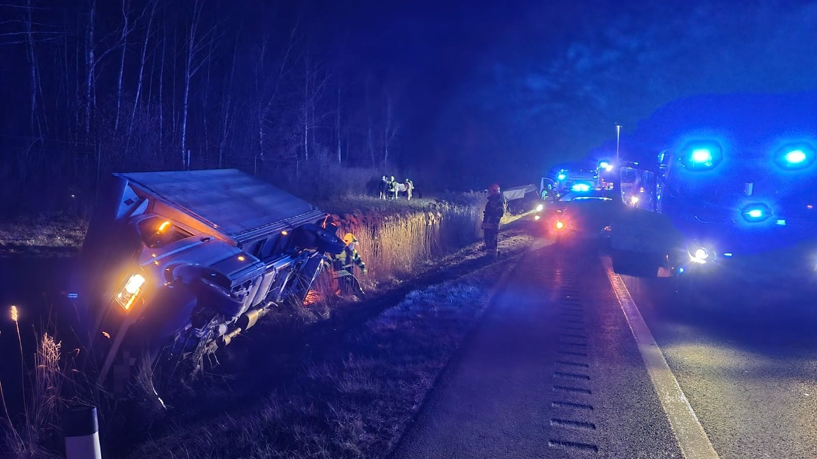 Klein-Lkw kracht in Pferdeanhänger – ein Mann wurde auf dem Pannenstreifen getötet. (22. Februar 2022)