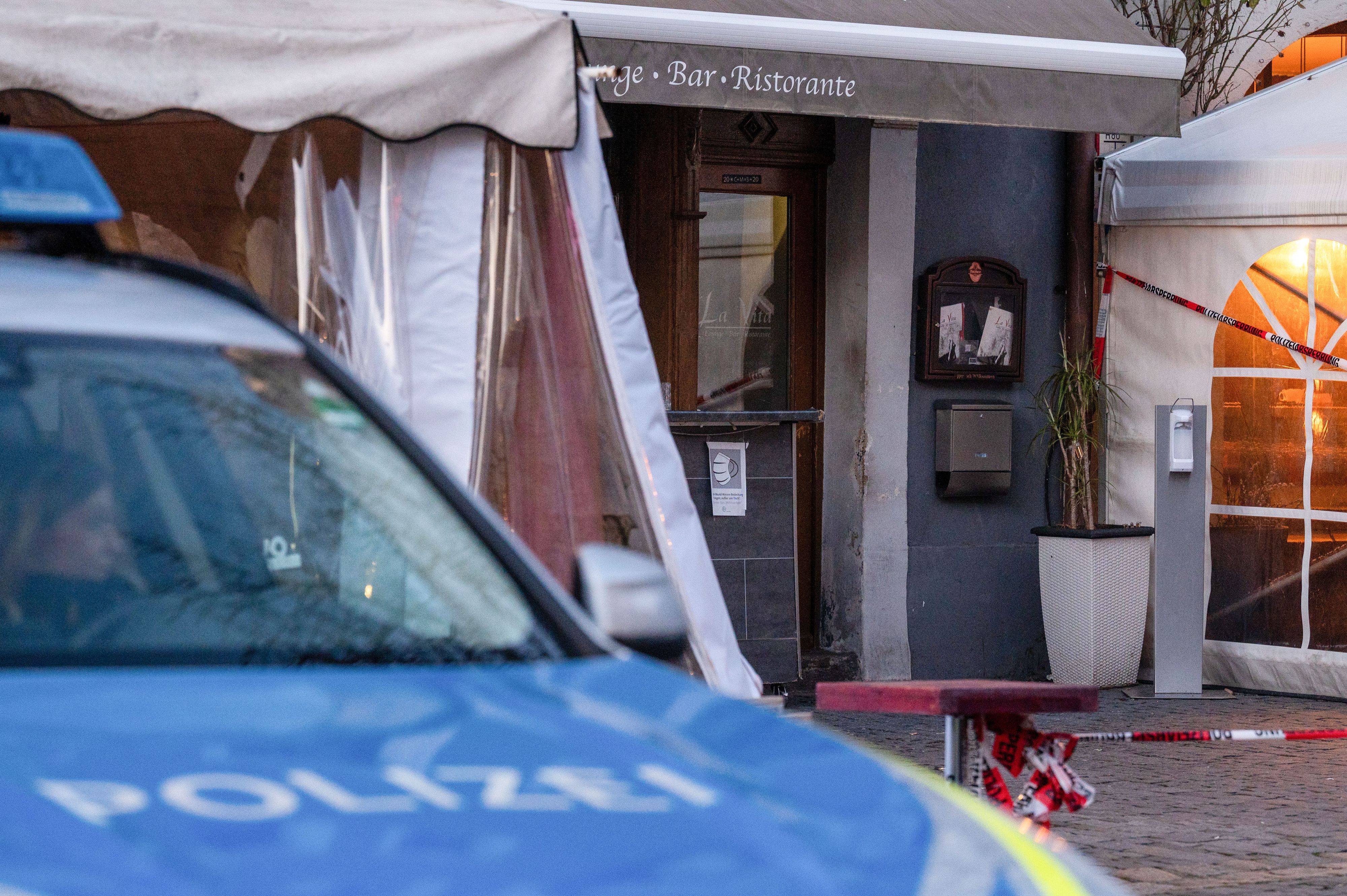 Acht Personen haben sich im Restaurant 