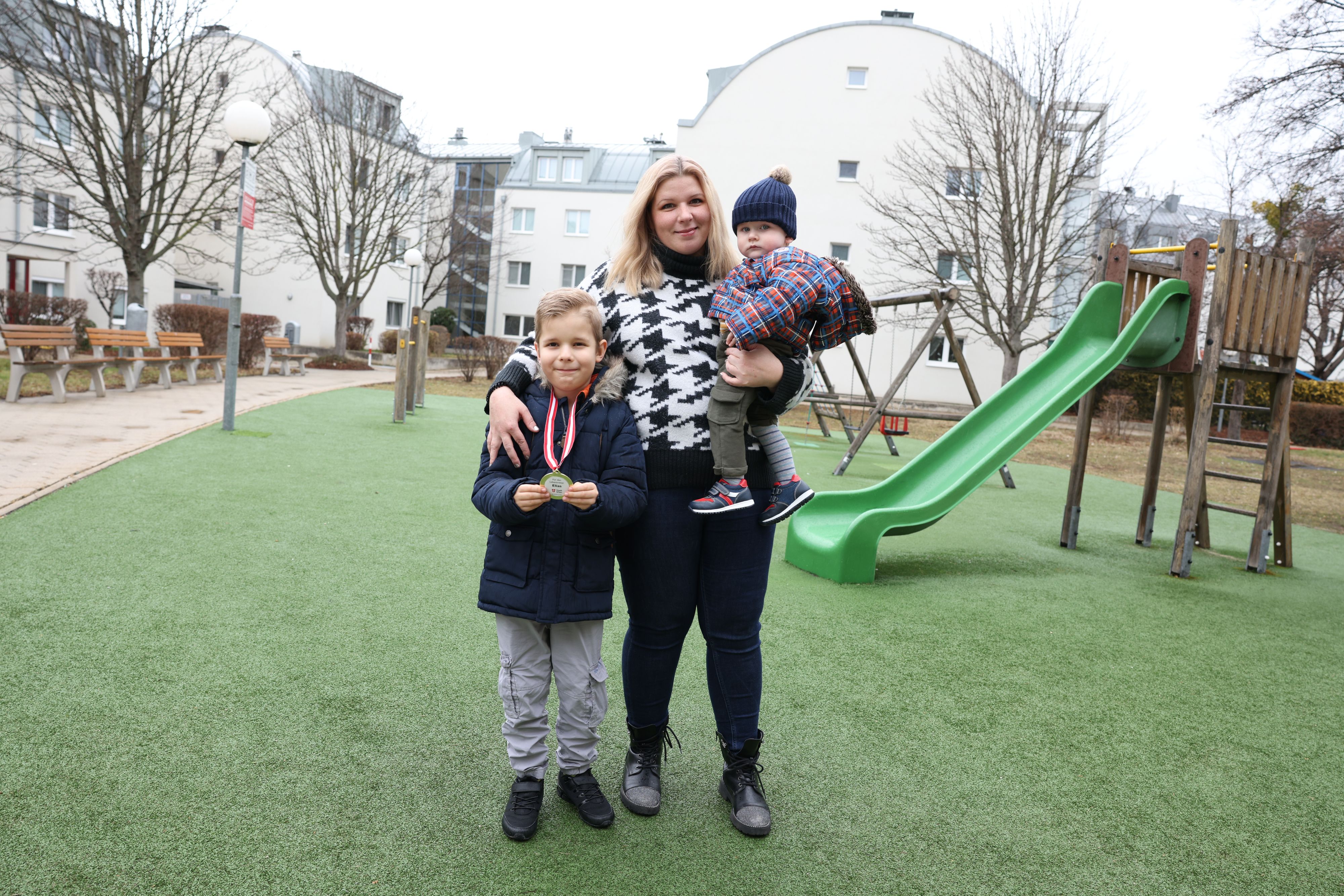 Als seine Mama Tanja (35) kollabierte, blieb Elias (6) cool. Er kontrollierte ihre Atmung, brachte sie in stabile Seitenlage und kümmerte sich um seinen Bruder Leo (1), bis Hilfe kam.