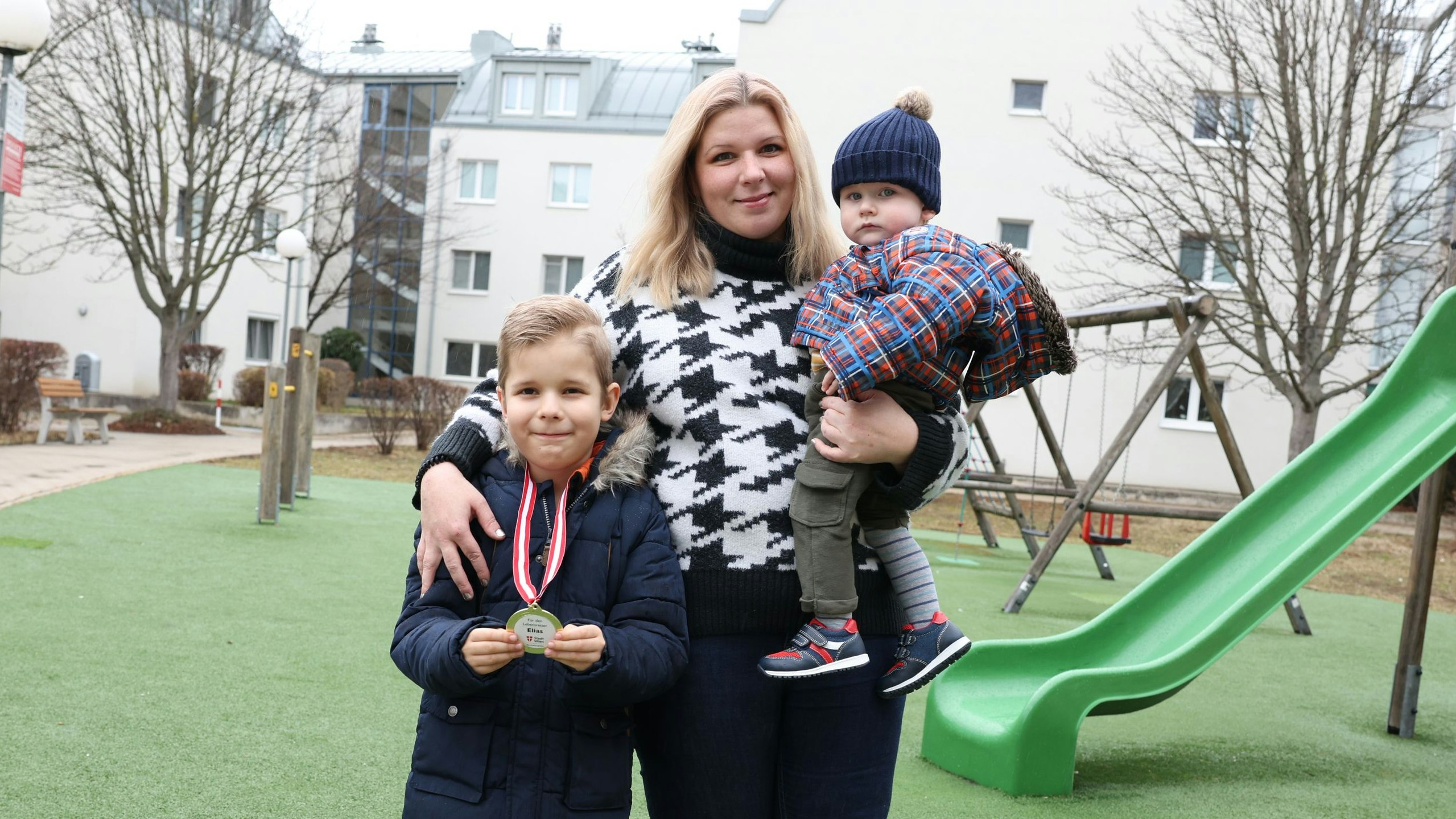 Als seine Mama Tanja (35) kollabierte, blieb Elias (6) cool. Er brachte er kontrollierte ihre Atmung, brachte sie in stabile Seitenlage und kümmerte sich um seinen Bruder Leo (1), bis Hilfe kam.