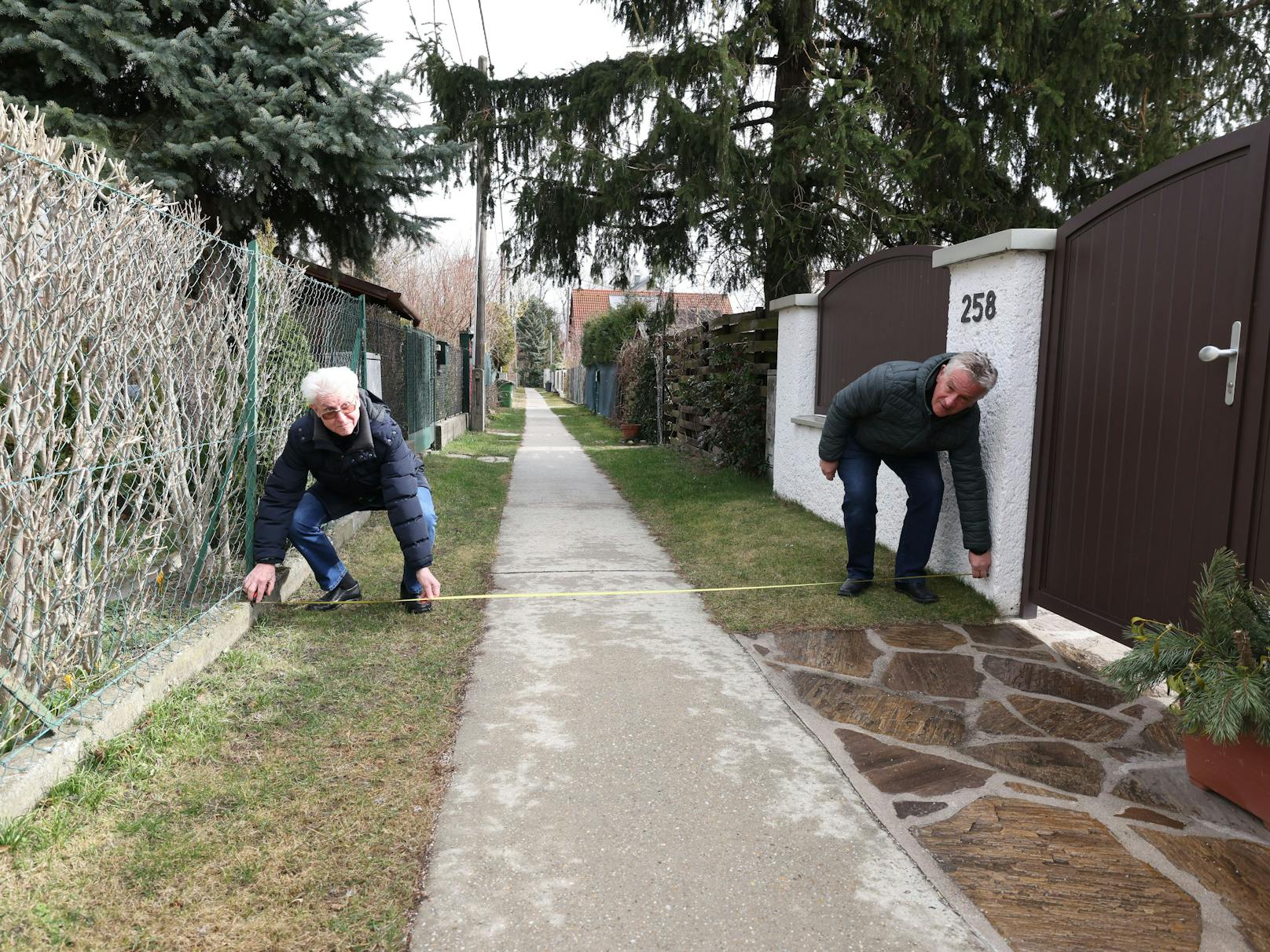 Werner Z. misst mit einem Nachbarn nach: Der Weg ist schmale 2,90 Meter breit, das Befahren ist aber ohnehin verboten.