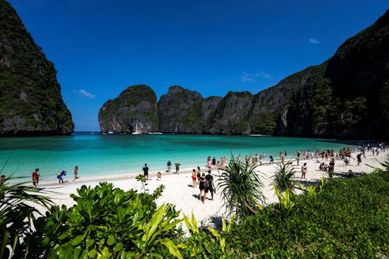 Thailand hat seine strengen Einreiseregeln für zweifach geimpfte Touristen gelockert. 