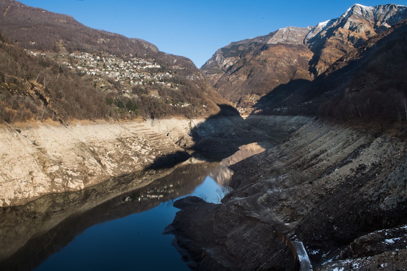 Blick auf die Ufer des fast vollständig entleerten Lago di Vogorno.&nbsp;