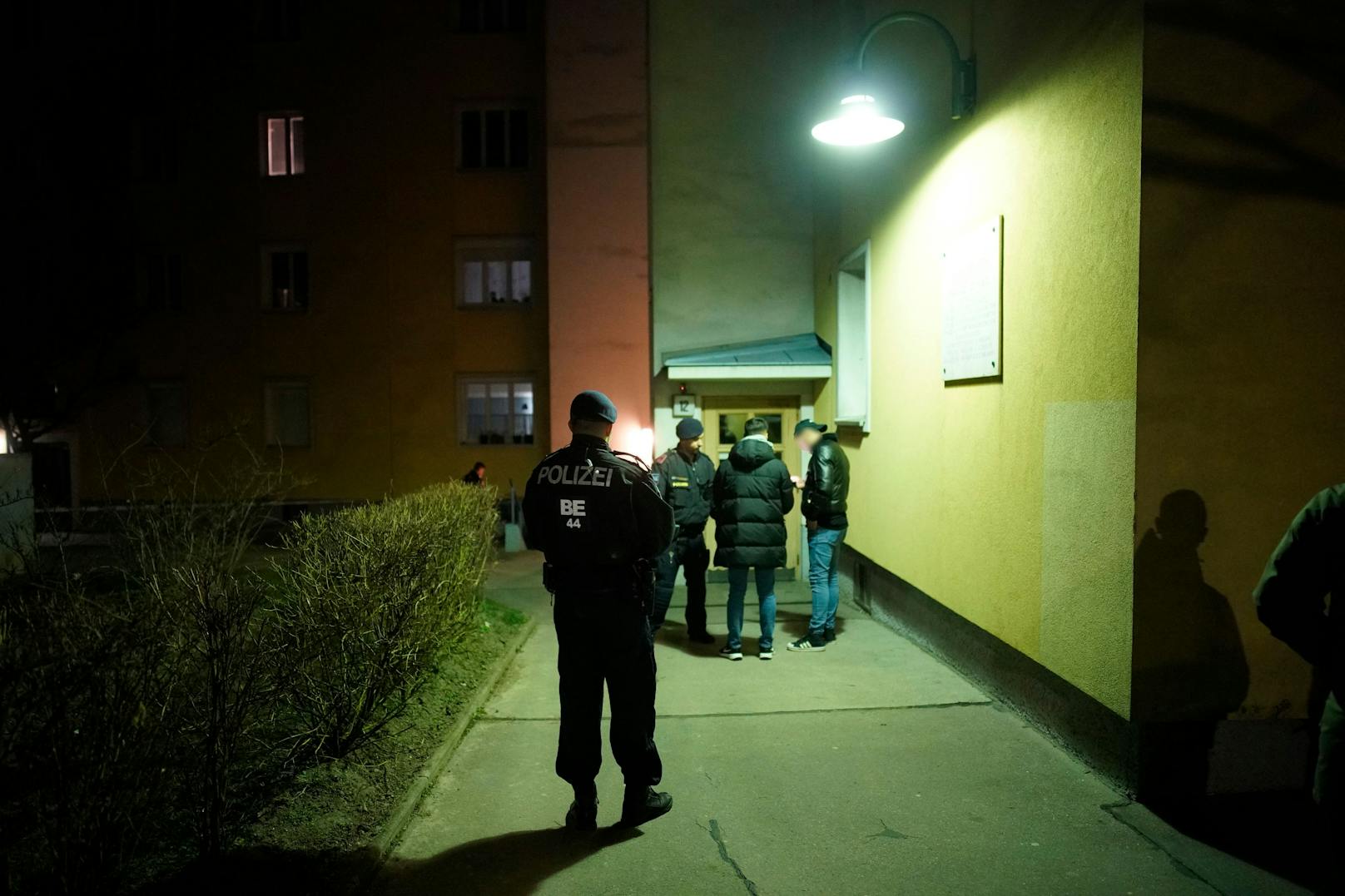 Die Spurensicherung ist vor Ort. Die Polizei spricht mit Augenzeugen und Nachbarn.