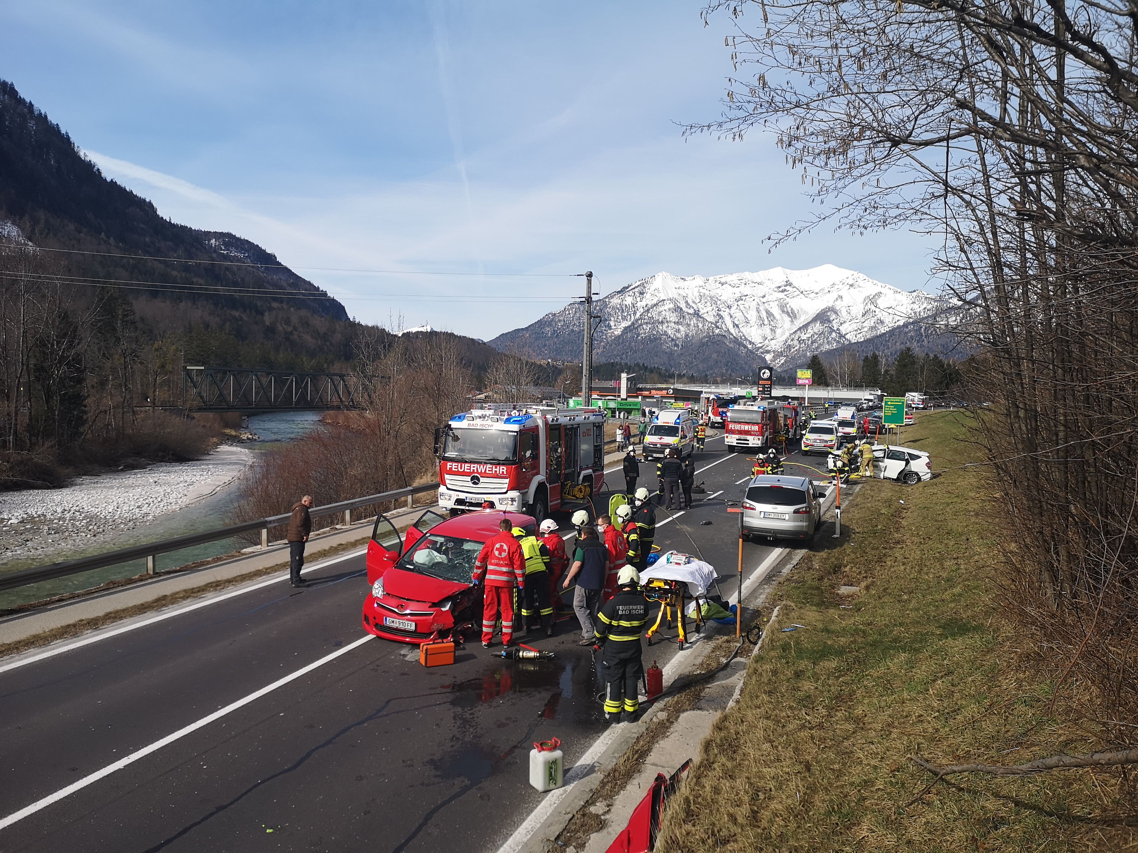 Zwei Autos waren in Bad Ischl frontal ineinander gekracht.