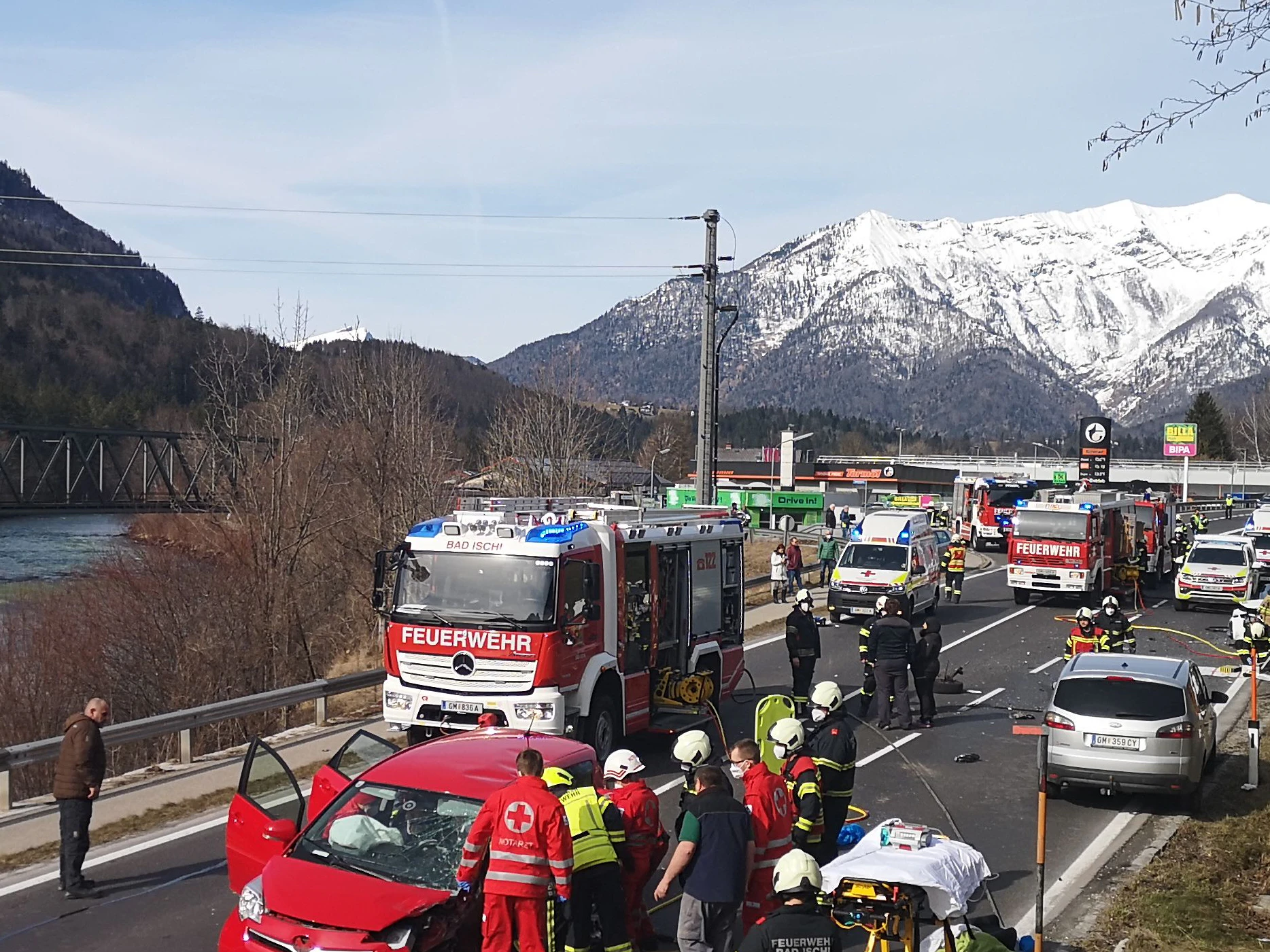 Zwei Autos waren in Bad Ischl frontal ineinander gekracht.