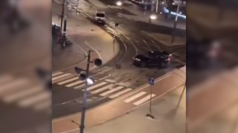 Nachdem er einer entflohenen Geisel hinterherrannte, wurde der Geiselnehmer von der Polizei mit einem Auto niedergerammt.