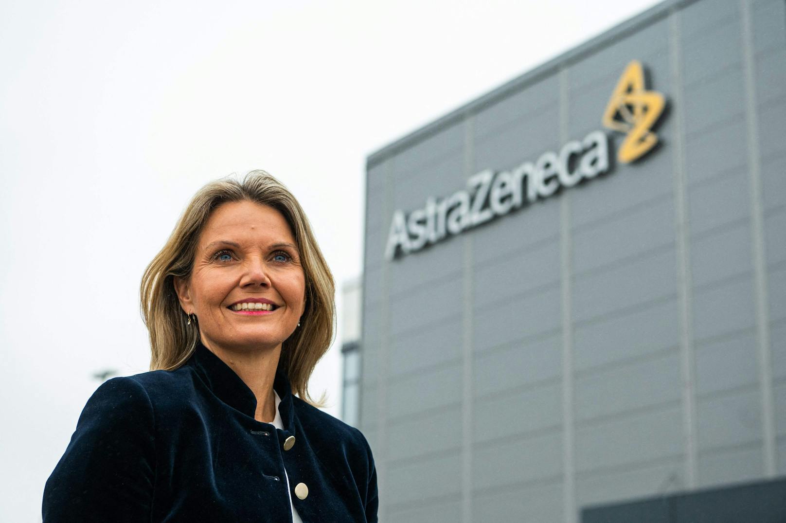 AstraZeneca'-Präsidentin für Skandinavien Anna-Lena Engström vor dem im Dezember 2021 eröffneten Werk.