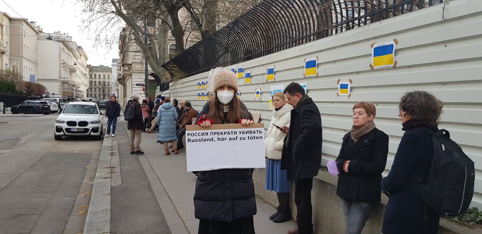 Einige Menschen versammelten sich vor der russischen Botschaft