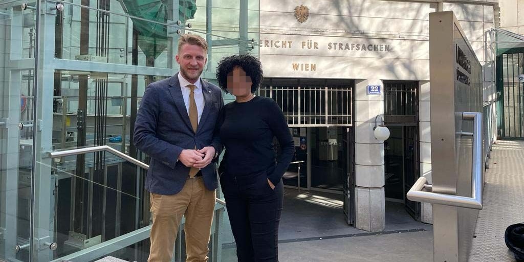 Die Mieterin mit Anwalt Tenschert (l.)