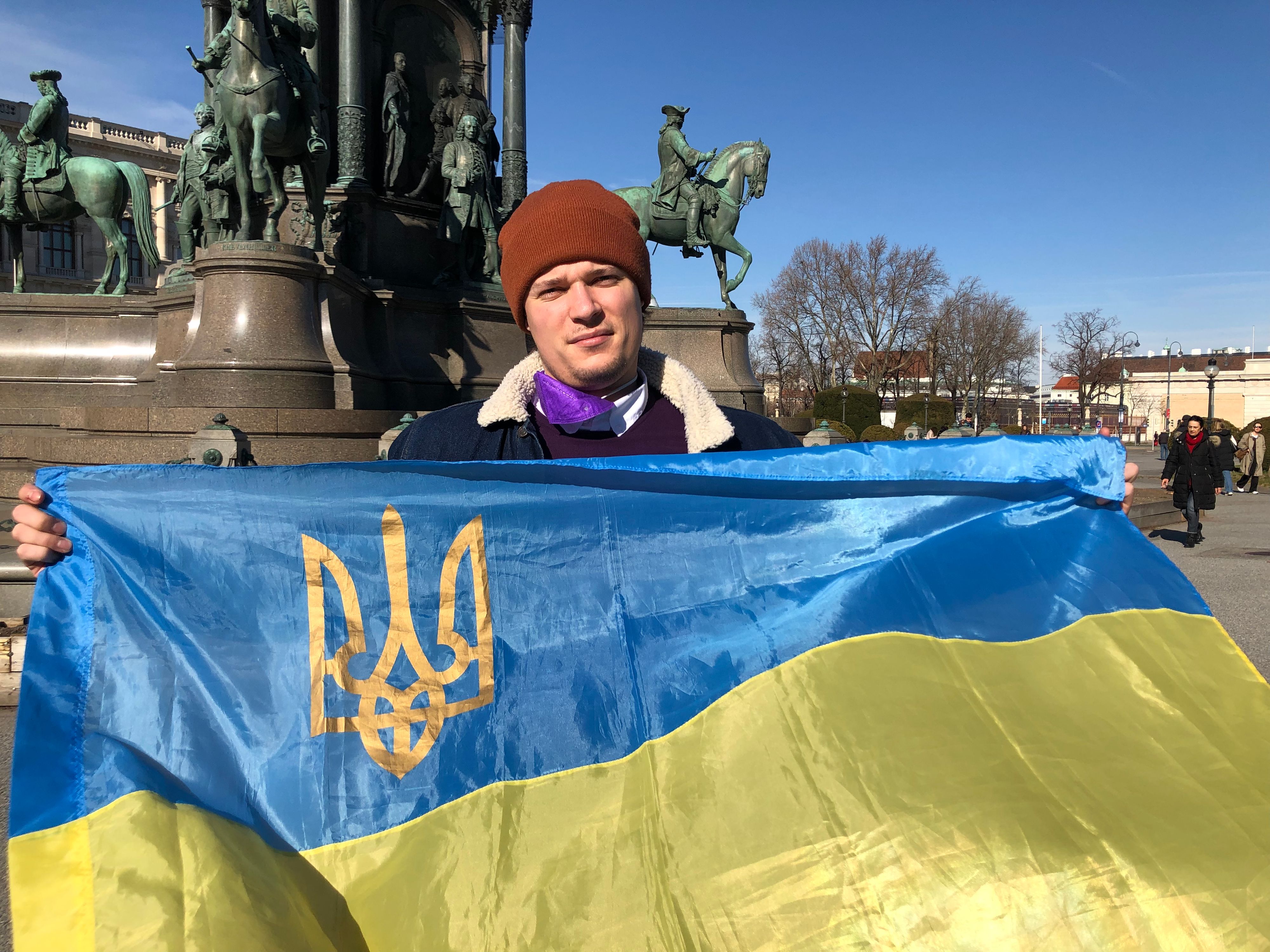 Nikita (25) sorgt sich um seine Familie in der Heimat. Er harrt derzeit in der Wiener Innenstadt aus.