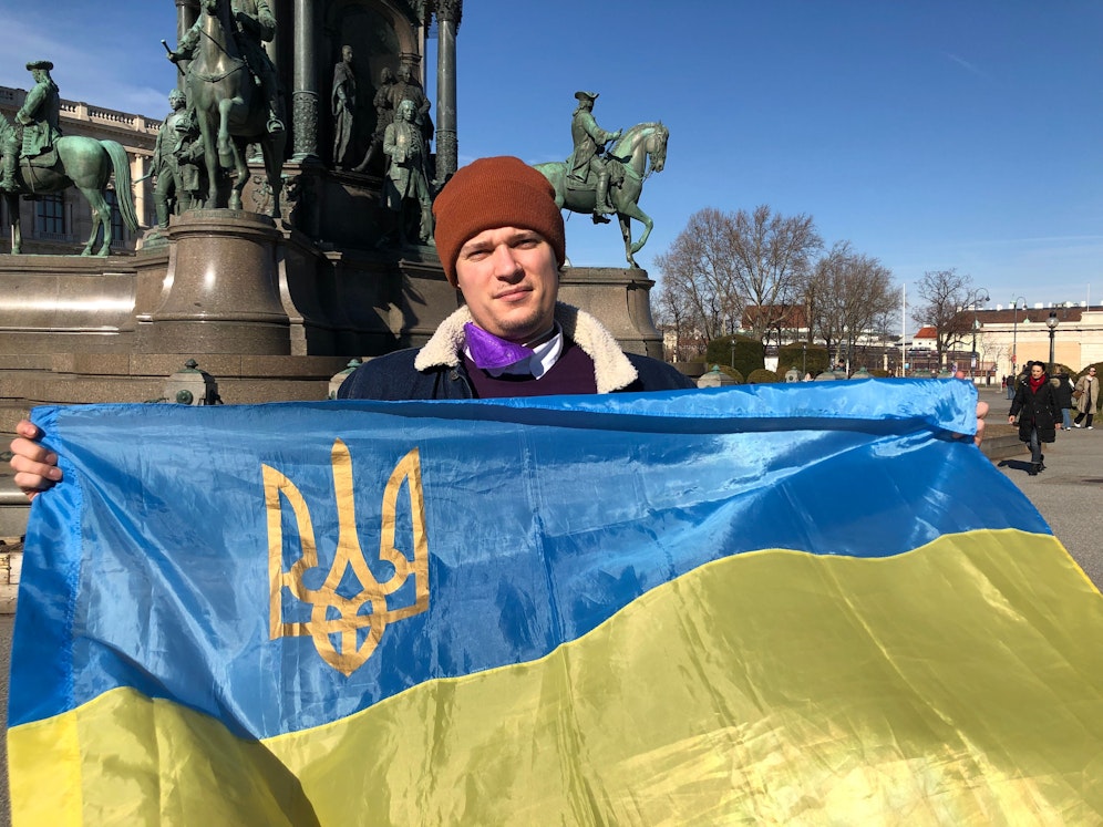 Nikita (25) sorgt sich um seine Familie in der Heimat. Er harrt derzeit in der Wiener Innenstadt aus.