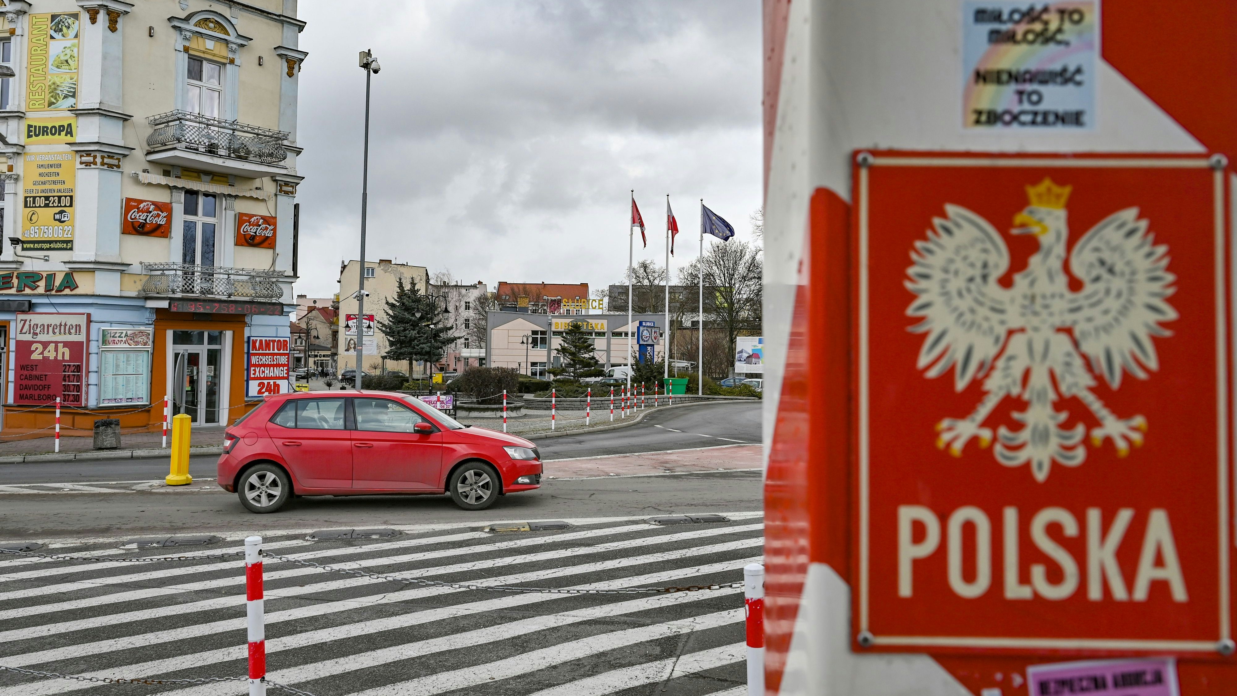 Download von www.picturedesk.com am 23.02.2022 (15:53).  19 March 2021, Poland, Slubice: A border post in Poland's national colours stands near the Stadtbrücke border crossing between Slubice in Poland and Frankfurt (Oder) in Brandenburg. Due to high infection figures in Poland, Brandenburg's Interior Minister Stübgen (CDU) expects the neighbouring country to be declared a high-incidence area by the beginning of next week at the latest. Photo: Patrick Pleul/dpa-Zentralbild/dpa - 20210319_PD3133 - Rechteinfo: Rights Managed (RM)