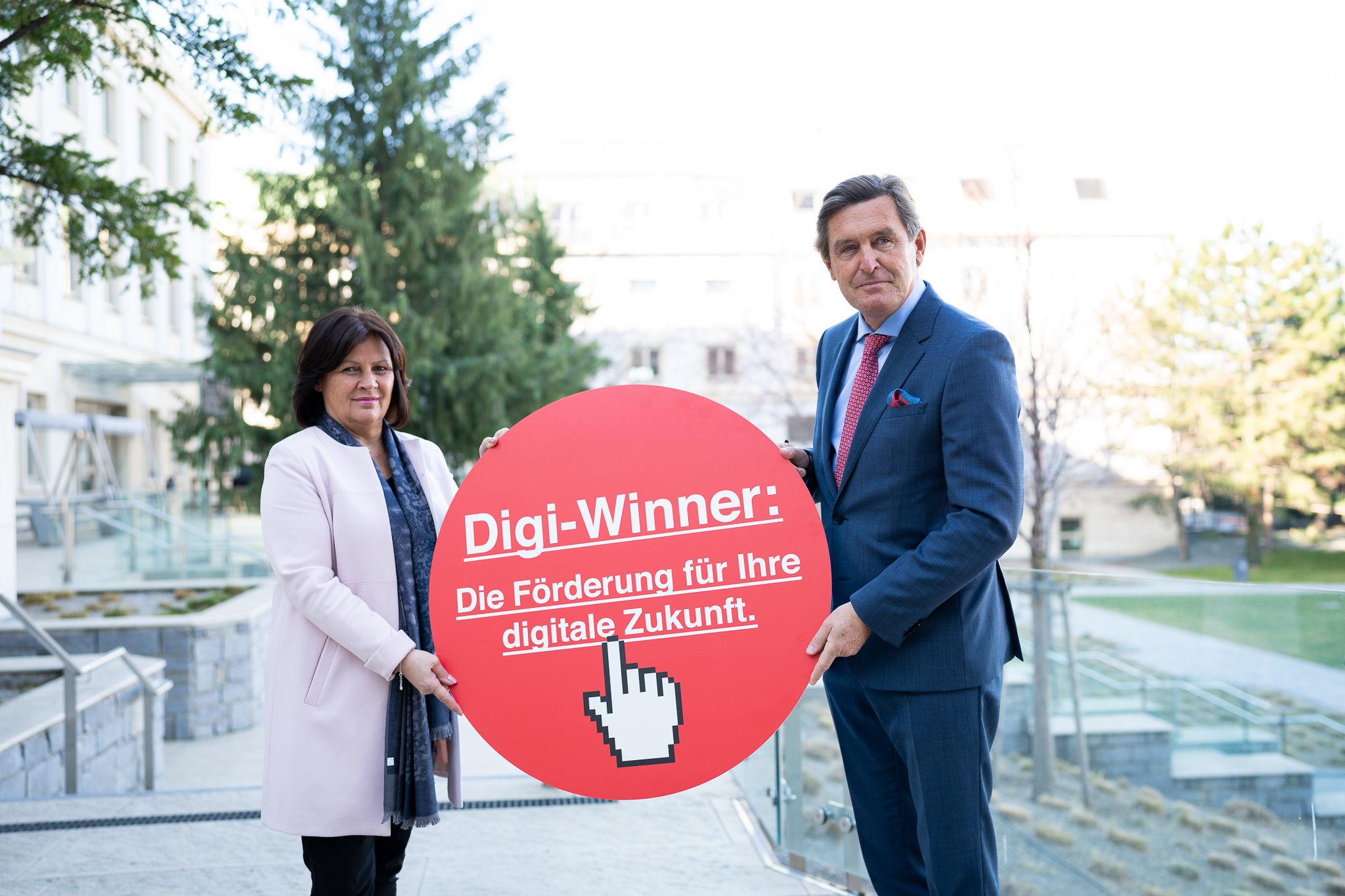 AK Präsident Renate Anderl und Wirtschaftsstadtrat Peter Hanke bewerben den "Digi-Winner".