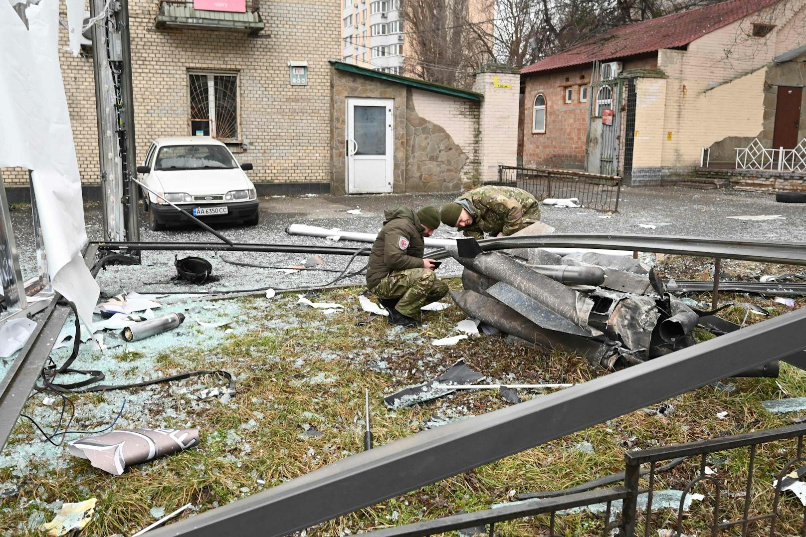 Soldaten untersuchen die Einschlagstelle russischen Bombardements in Kiew.