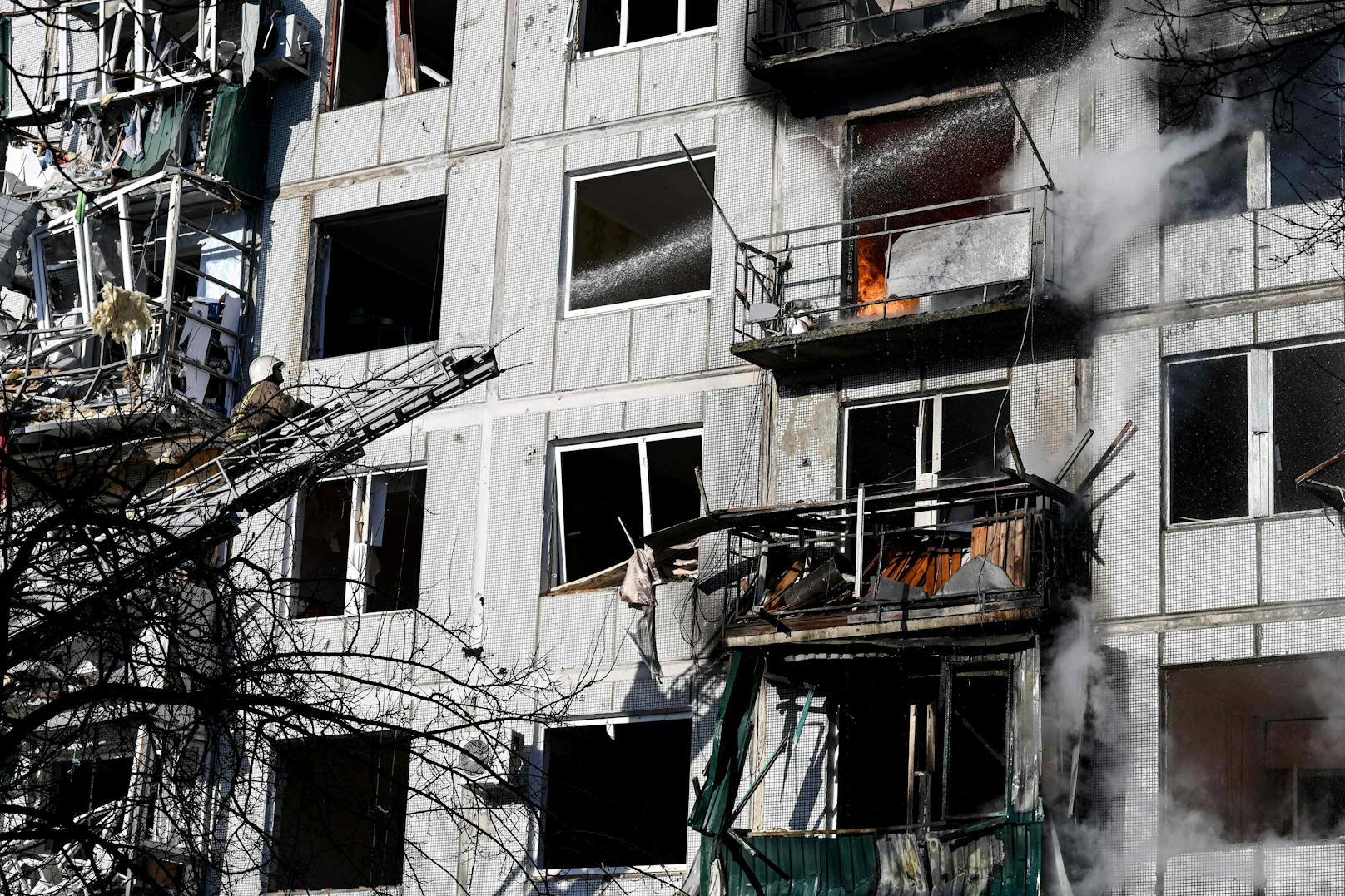 Feuerwehrleute im Einsatz nach einem Bombenangriff auf ein Mehrparteienhaus in Tschuhujiw. (24. Februar 2022)