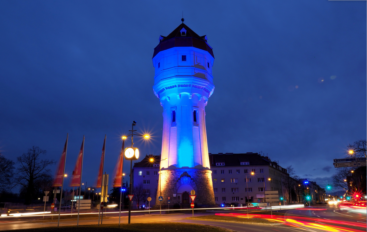Wasserturm Wiener Neustadt erstrahlt seit heute in blau-gelb