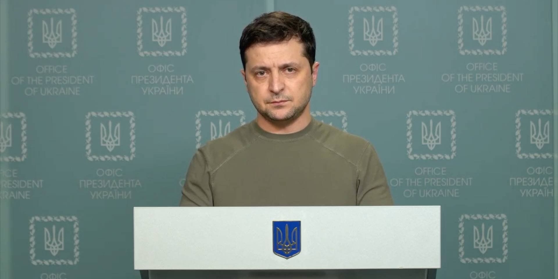 Laut einem Sprecher der US-Regierung ist Wolodimir Selenski weiterhin "eines der Hauptziele". Der ukrainische Präsident hält sich derzeit weiterhin in Kiew auf.