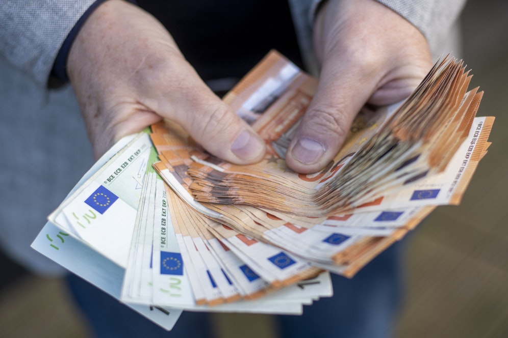 Die Frau räumte den Kasten aus und warf einen Beutel weg. Die Tragik: Darin waren die Ersparnisse ihres Mannes. (Symbolfoto)