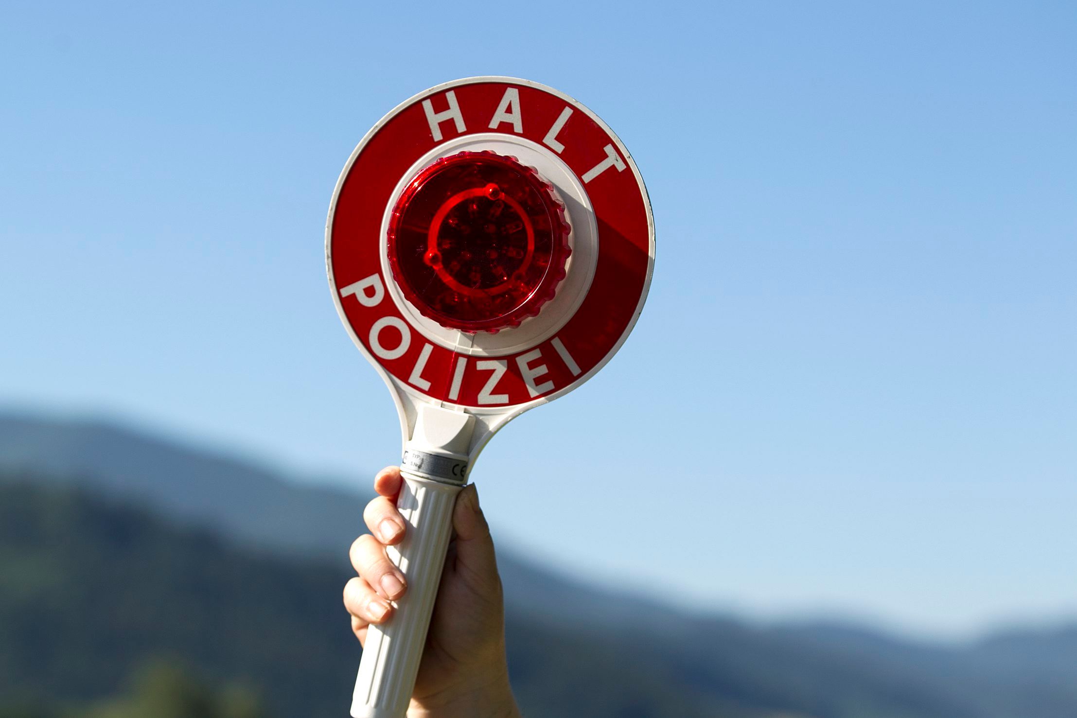 Obwohl er mit einer anderen Fahrzeuglenkerin zusammenkrachte, setzte ein Unbekannter seine Fahrt fort. (Symbolbild)