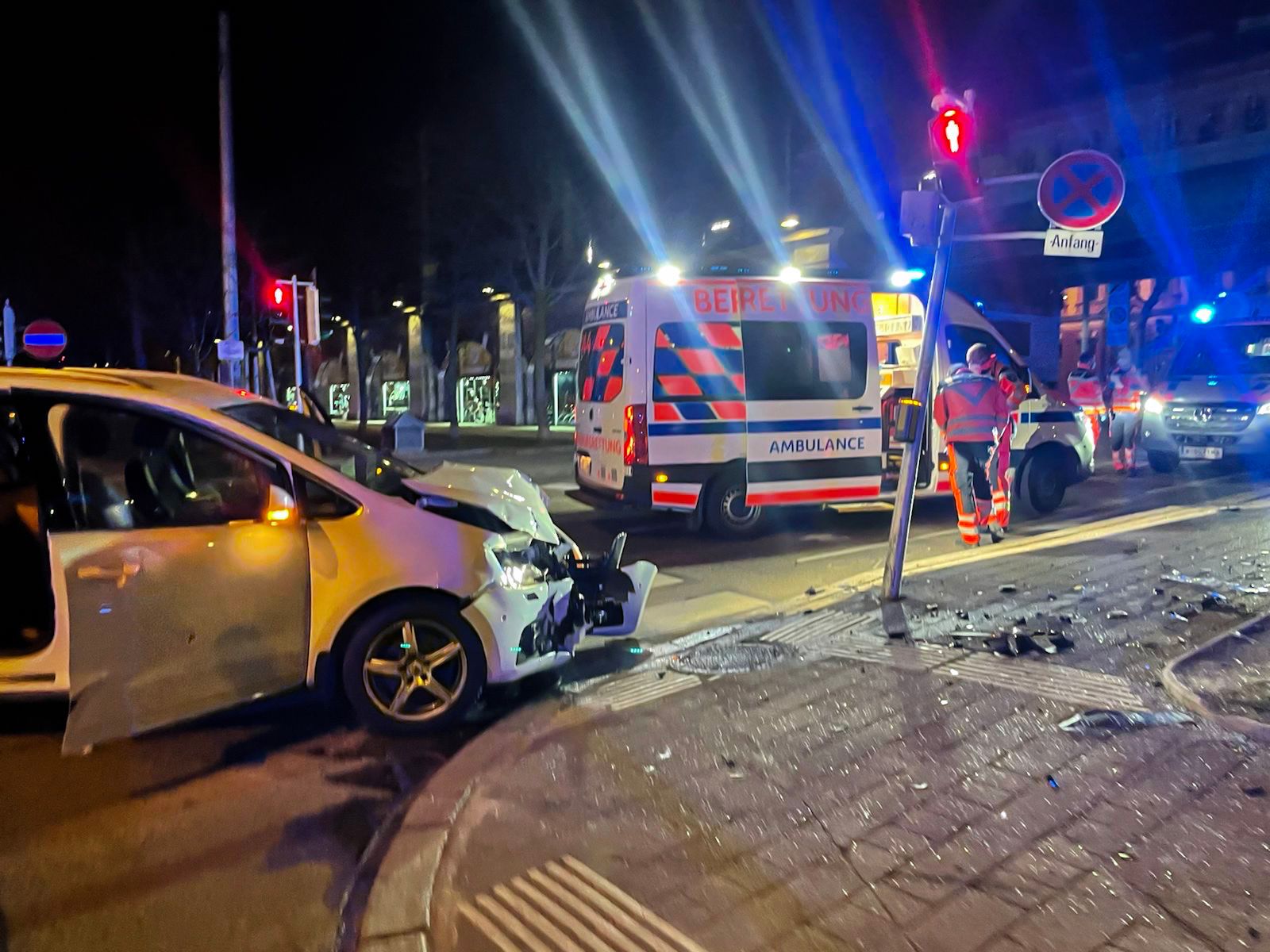 Der Familienwagen krachte in weiterer Folge in einen Ampelmasten.