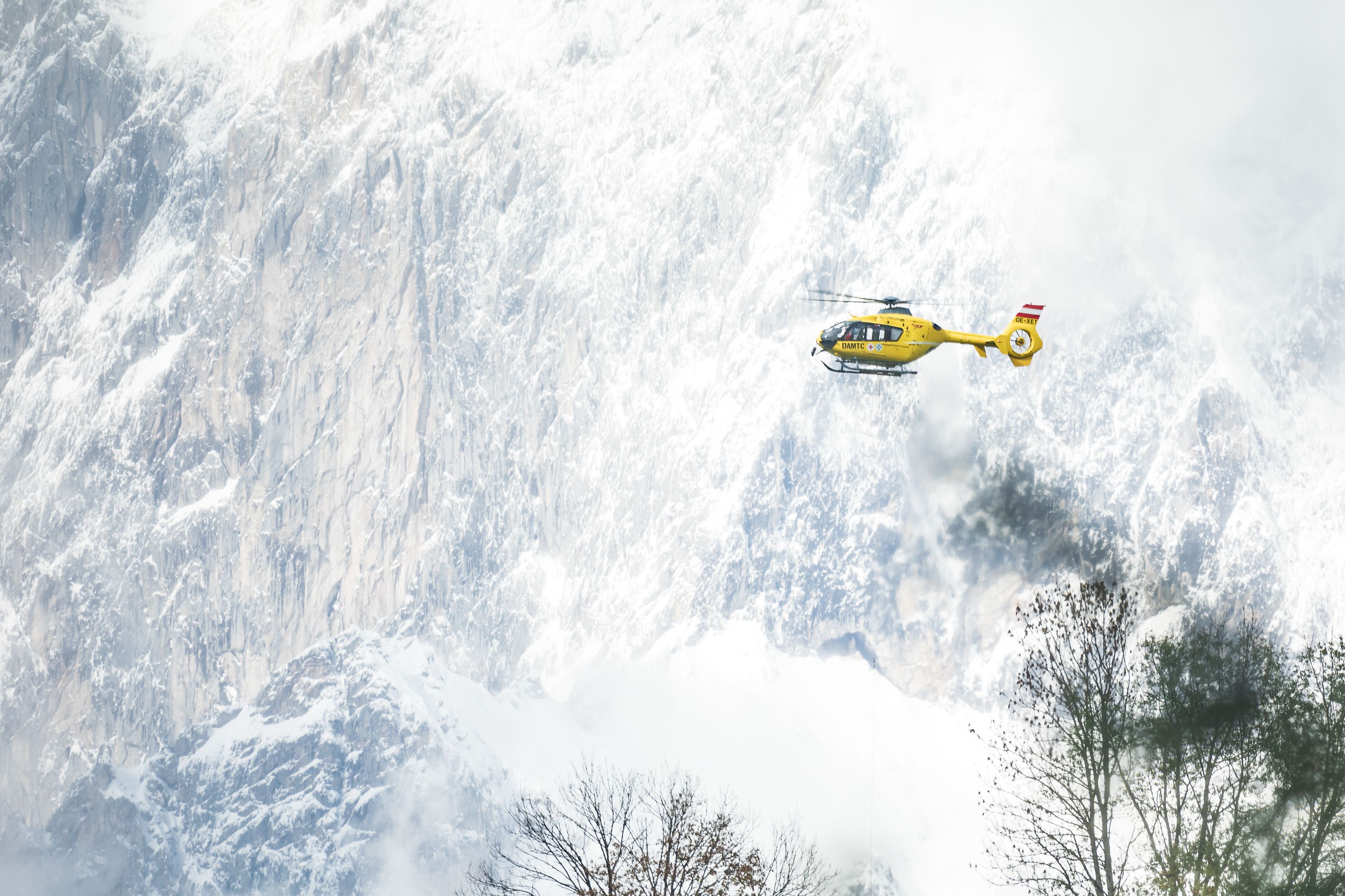 Die Bergretter kamen mit dem Heli, um den orientierungslosen Skifahrer zu bergen.