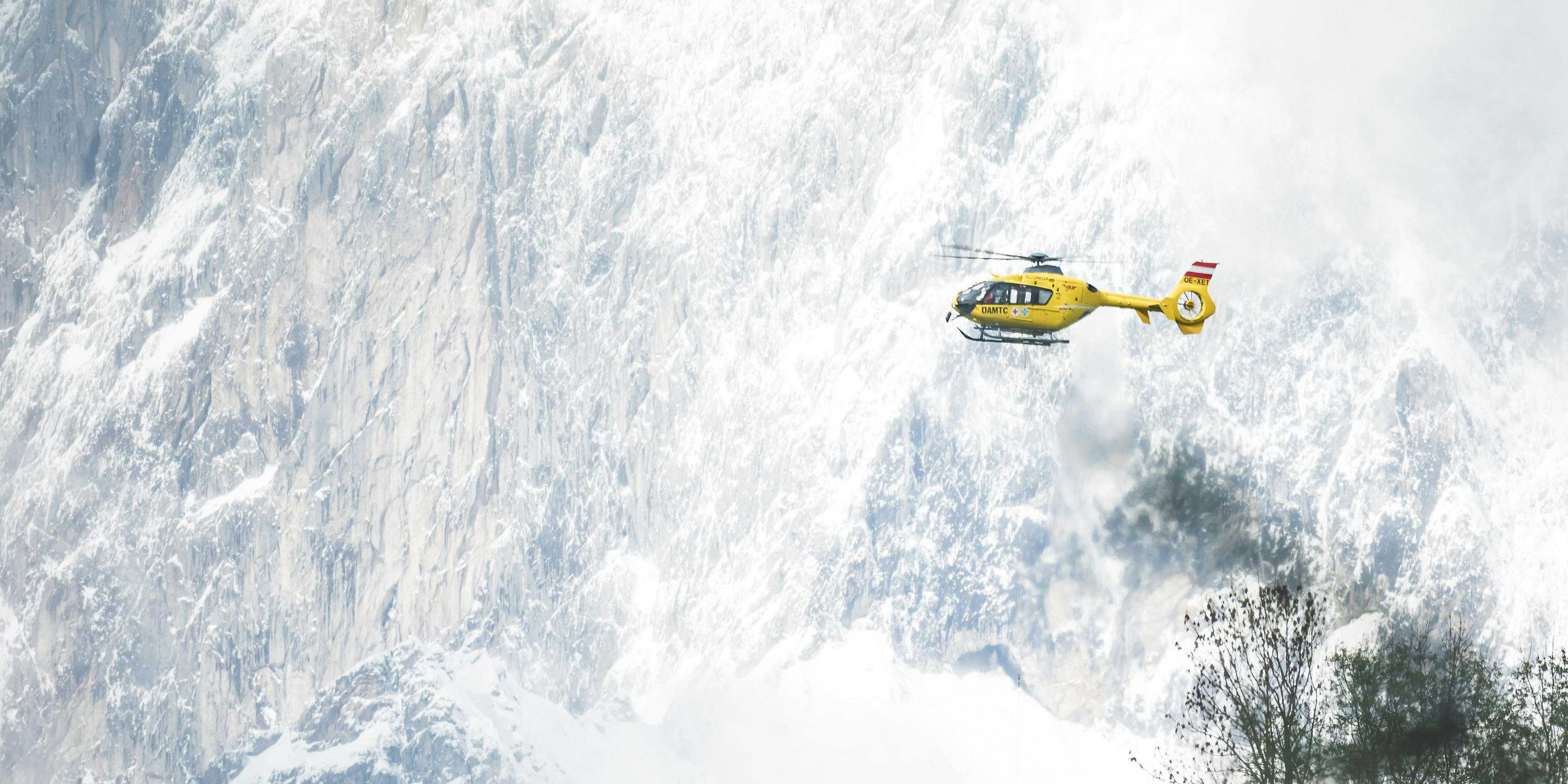 Die Bergretter kamen mit dem Heli, um den orientierungslosen Skifahrer zu bergen.