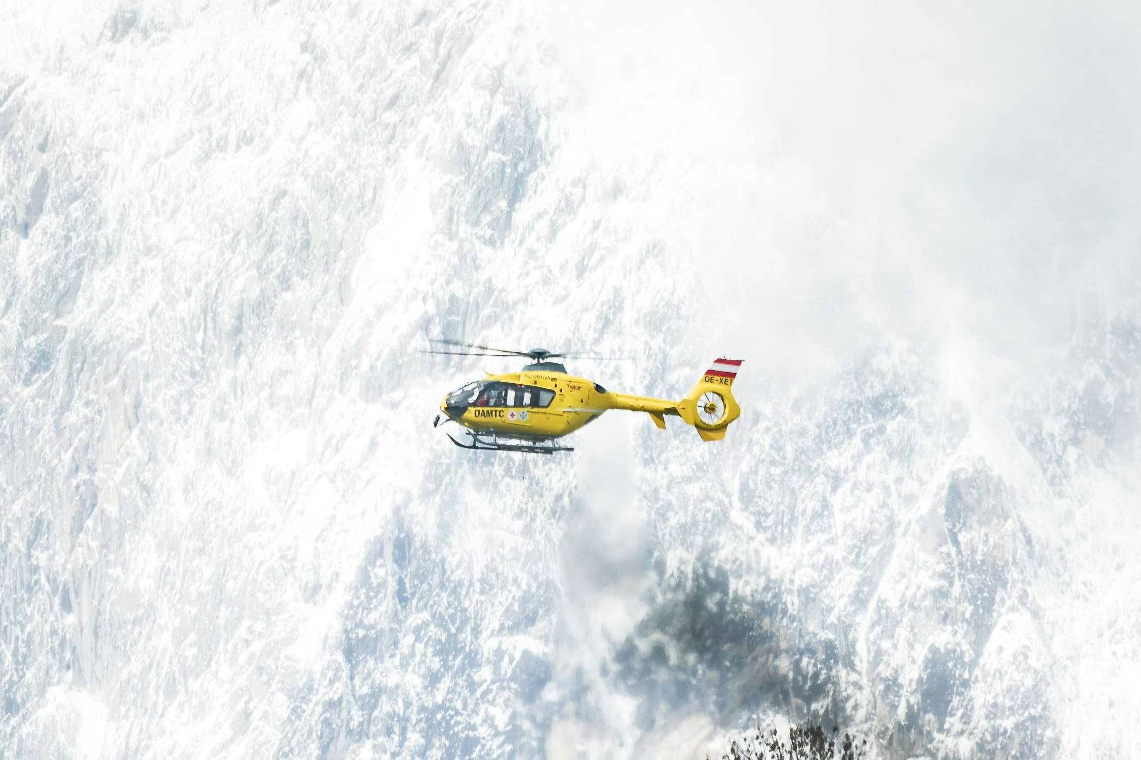 Die Bergretter kamen mit dem Heli, um den orientierungslosen Skifahrer zu bergen.