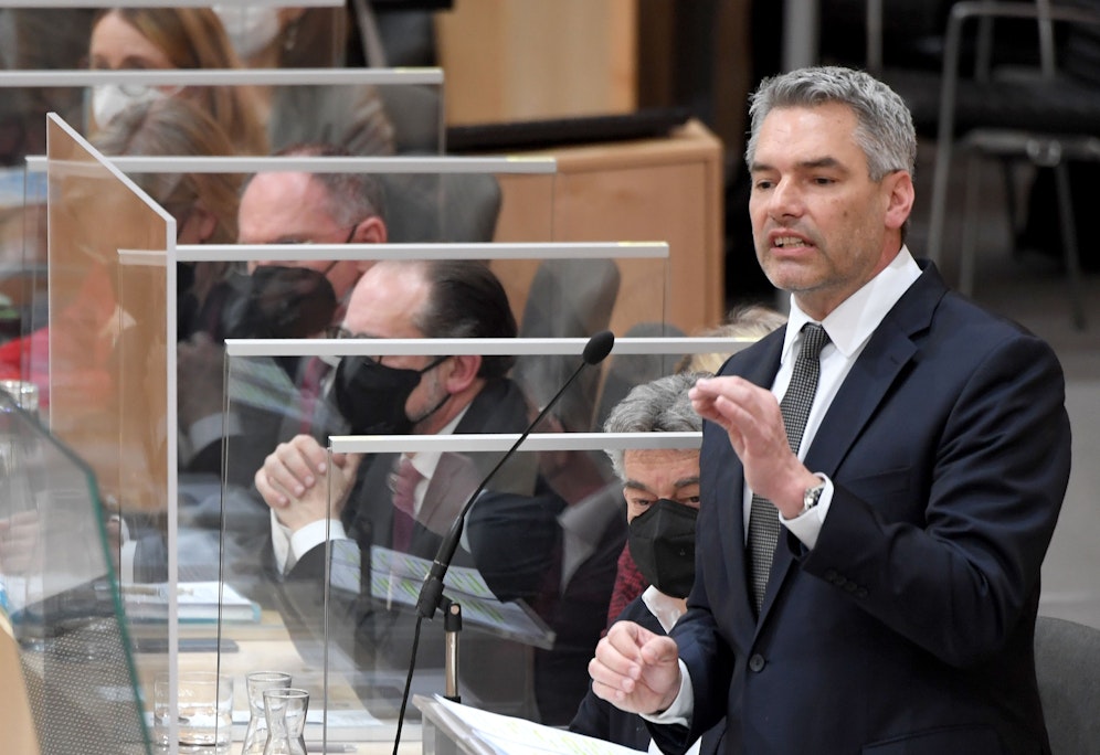 Bundeskanzler Karl Nehammer (ÖVP) während der Regierungserklärung zum Ukraine-Krieg im Nationalrat am 24. Februar 2022.