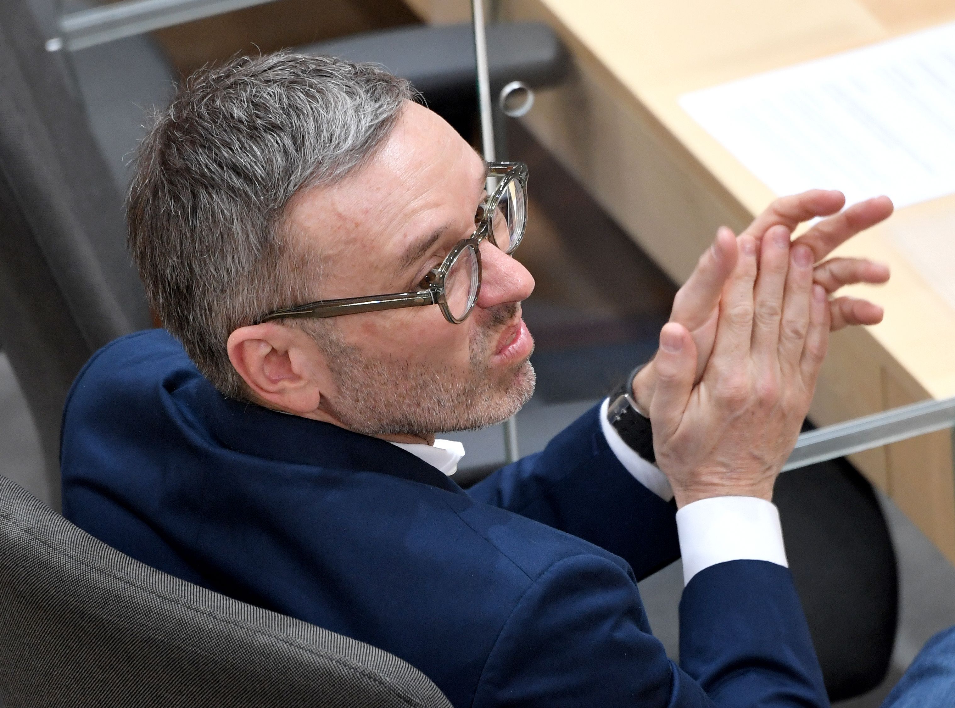 Herbert Kickl will Österreichs Position neutral gestalten und kritisiert beide Mächte. 