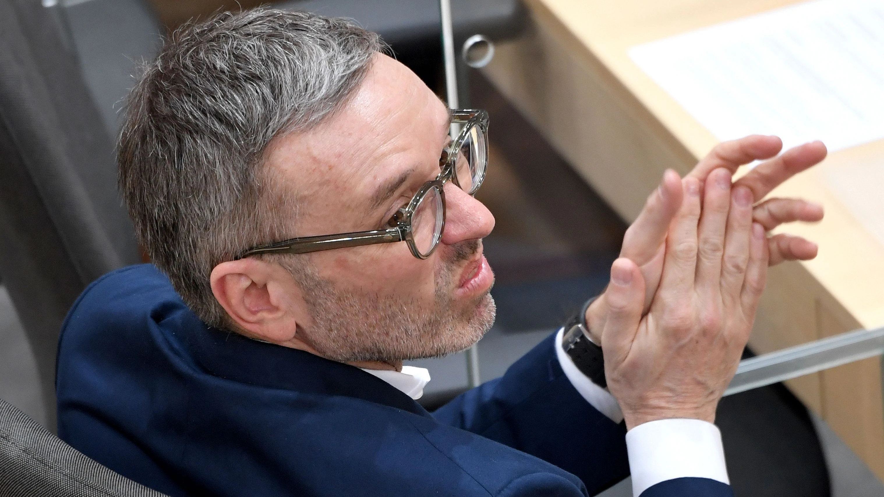 Herbert Kickl will Österreichs Position neutral gestalten und kritisiert beide Mächte. 