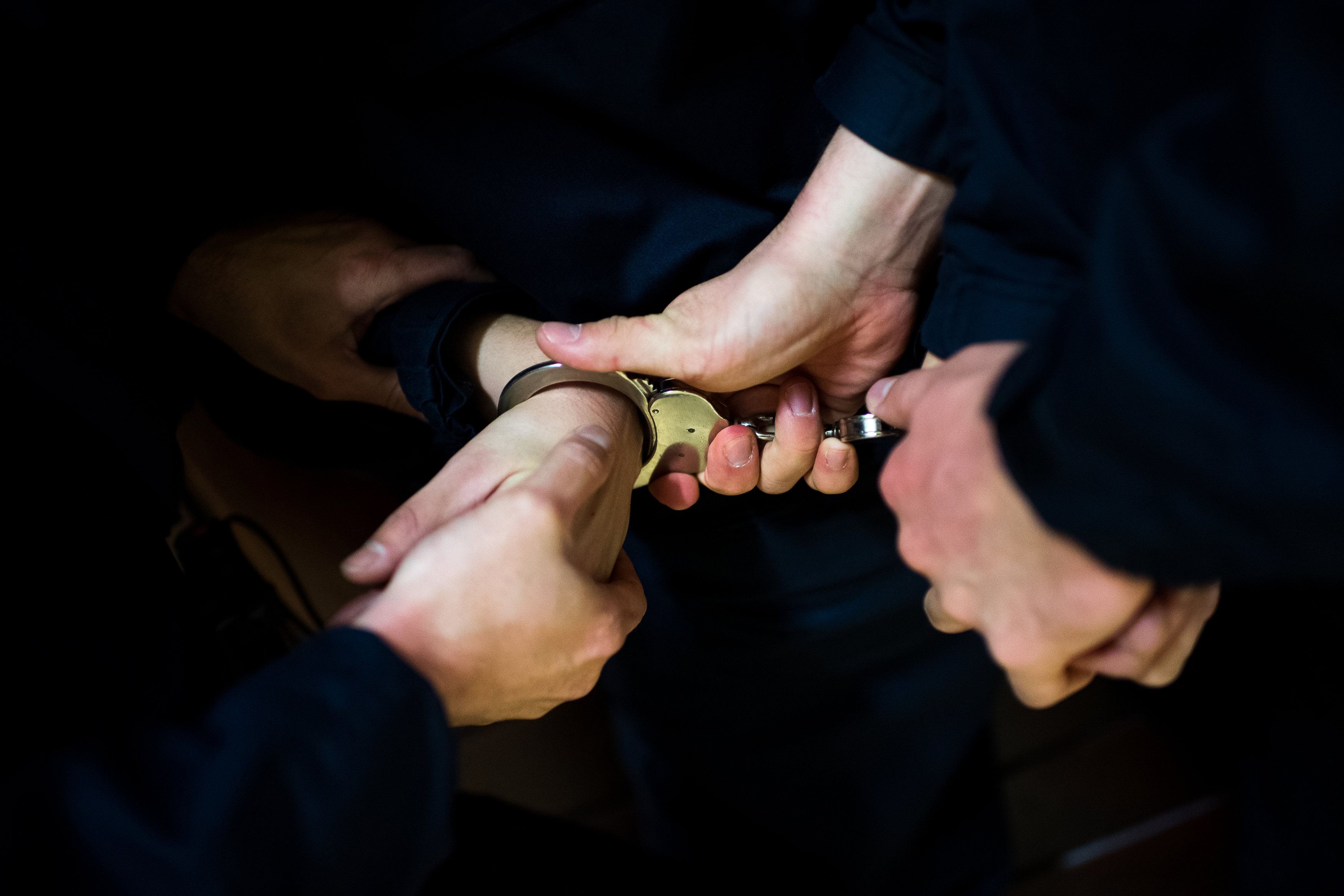 Für einen Villacher Drogendealer klickten die Handschellen. (Symbolbild)