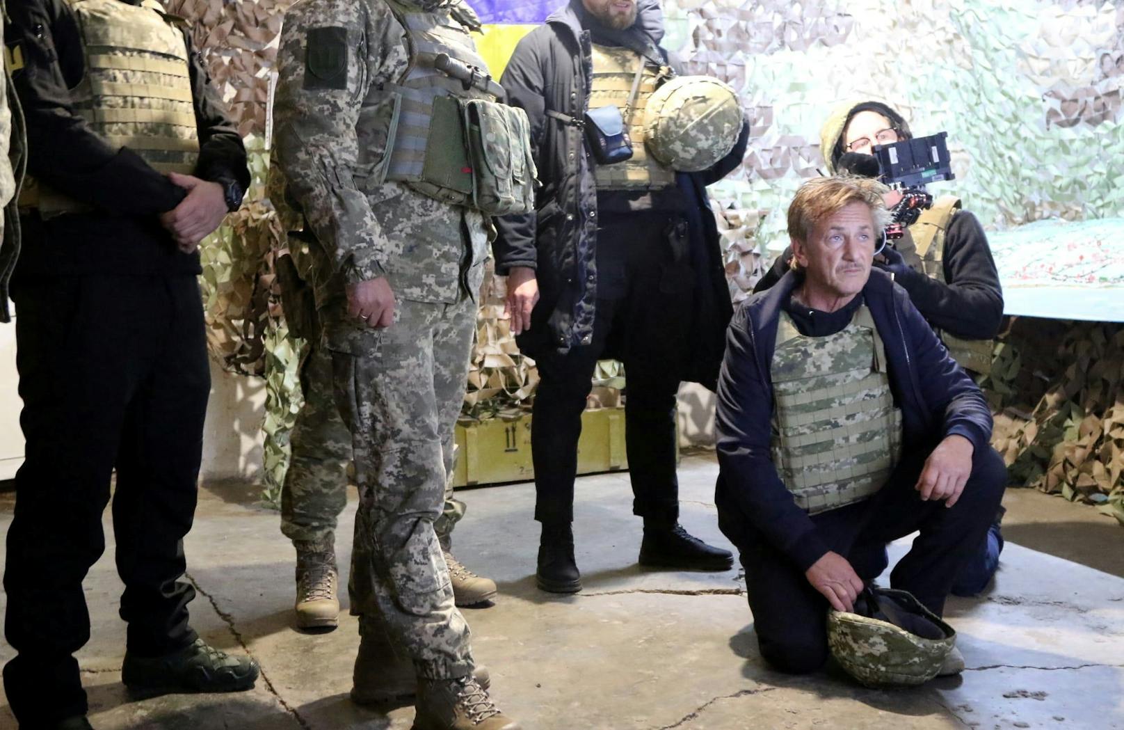 Fotos der ukrainischen Armee zeigten den Schauspieler bei einem Besuch an der Frontlinie in der östlichen Region Donezk.