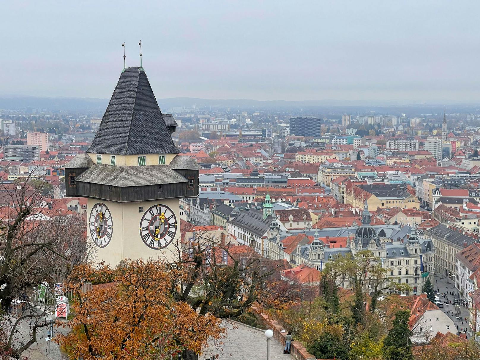 Der Grazer Uhrturm wechselt über das Wochenende seine Farbe. 