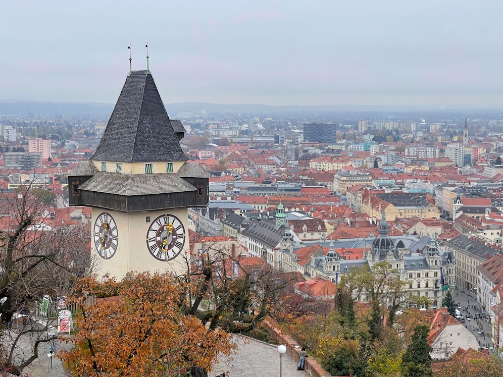 Der Grazer Uhrturm wechselt über das Wochenende seine Farbe. 