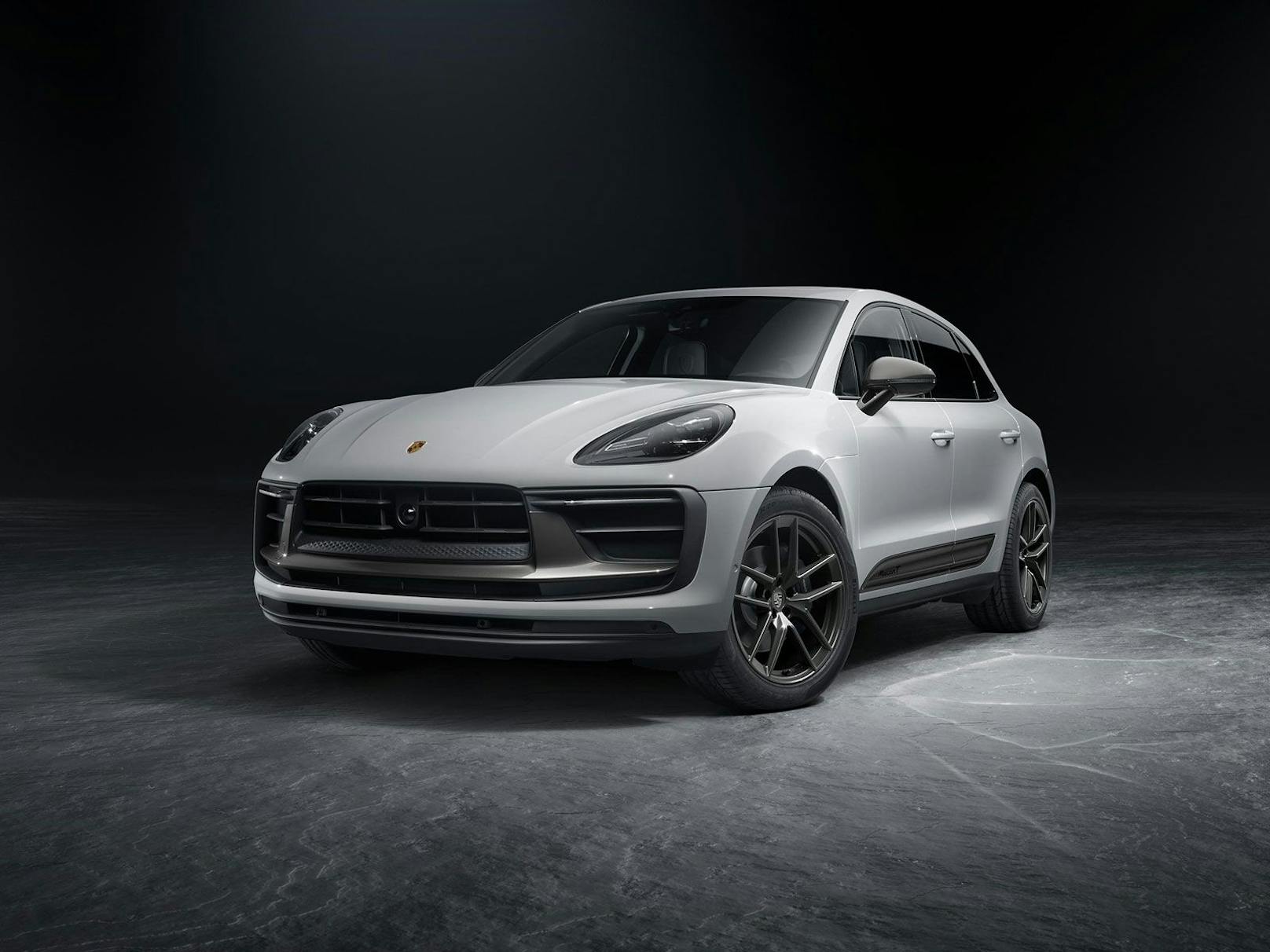 Spezielle Dekorelemente prägen die Front des Porsche Macan T.