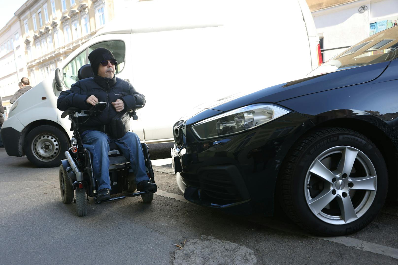 Schrägparker bereiten Rollstuhlfahrern wie Martin Ladstätter die größten Probleme.
