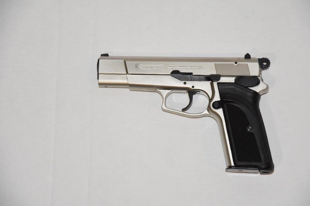 Mit dieser Waffe soll der 21-Jährige in die Tankstellen gestürmt sein.&nbsp;