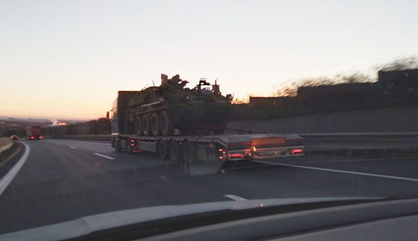 Panzer vor der Haustüre auf der Autobahn bei Alland