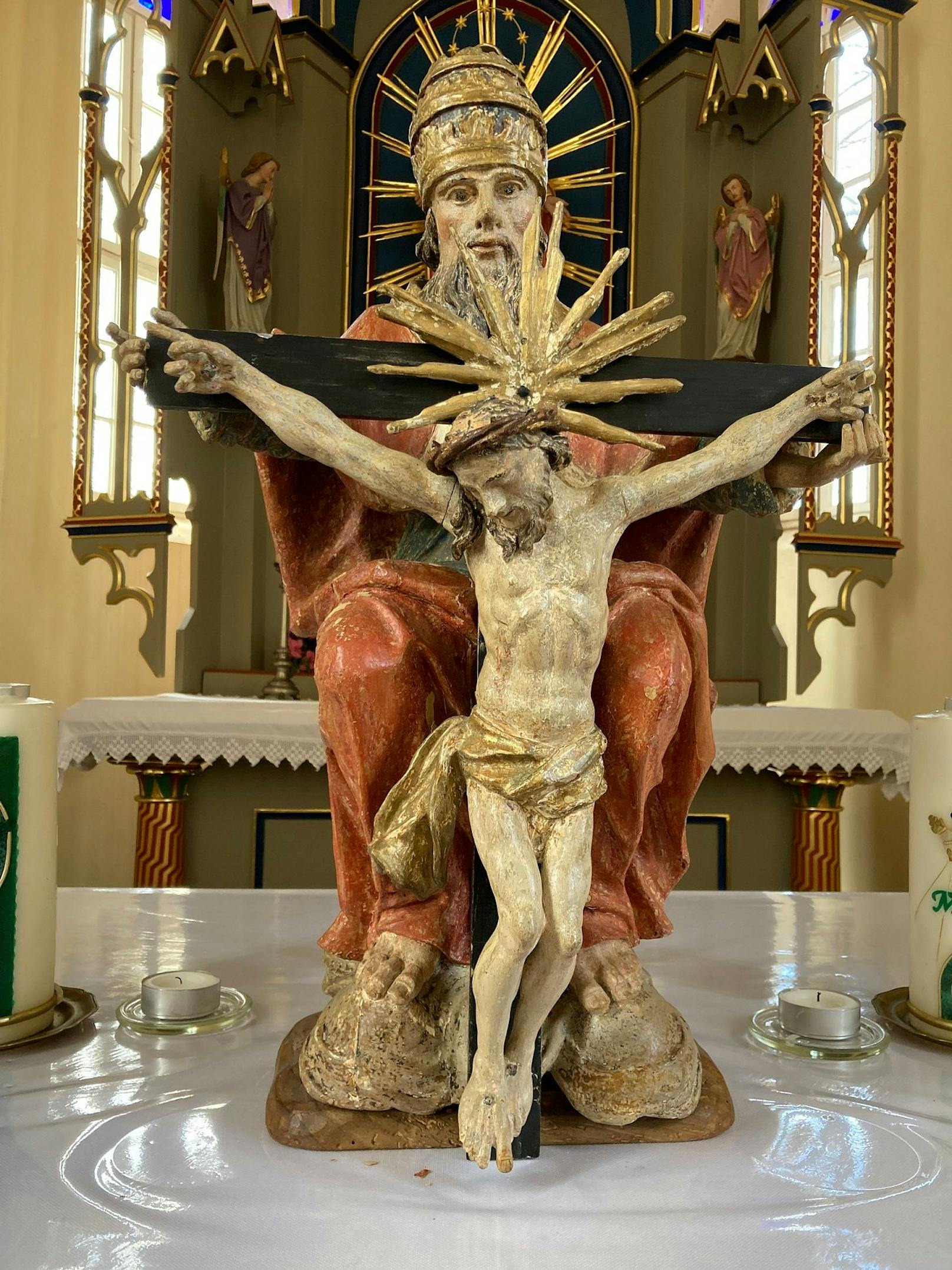 Die Gottvater-Statue steht wieder auf ihrem Platz in der Kapelle in Hürm.