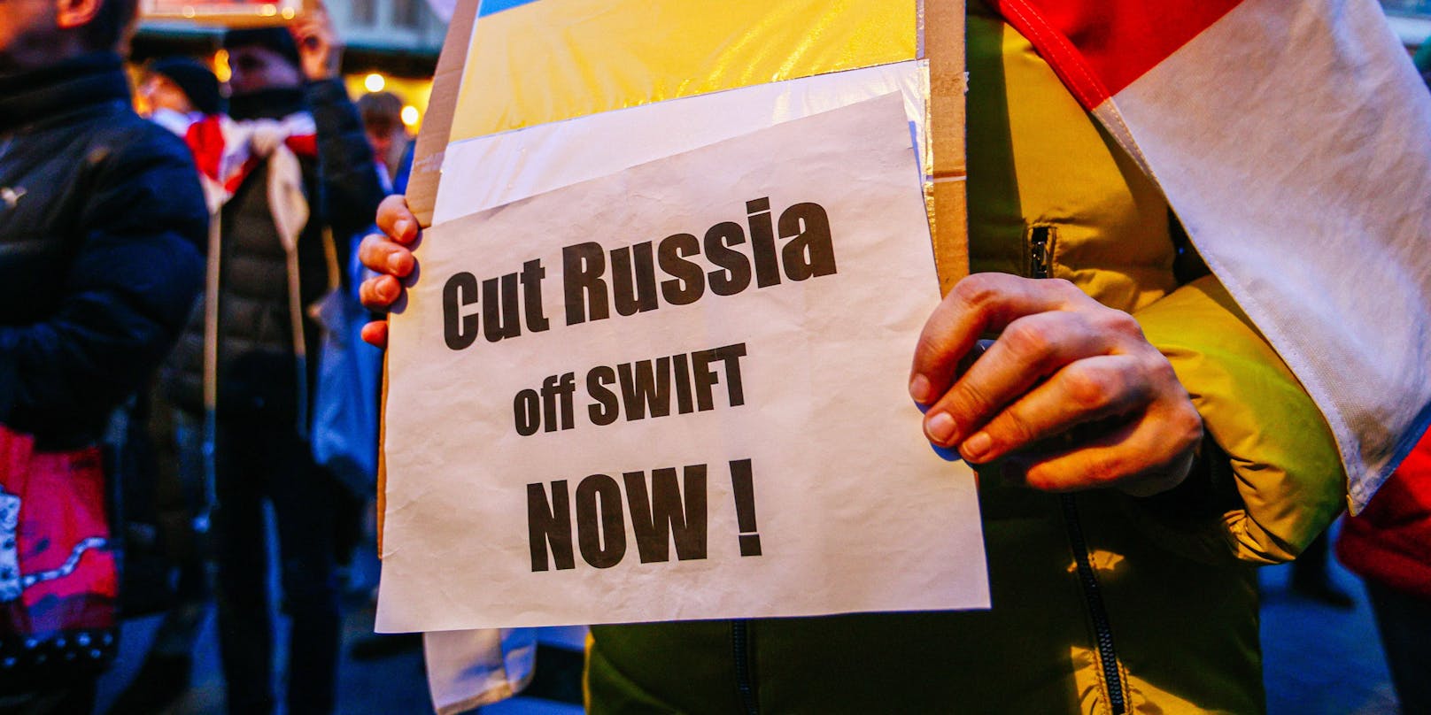 Demonstranten fordern ein hartes Durchgreifen gegen Wladimir Putin. Doch die EU-Regierungschefs konnten sich bisher nicht auf einen Swift-Ausschluss Russlands einigen.