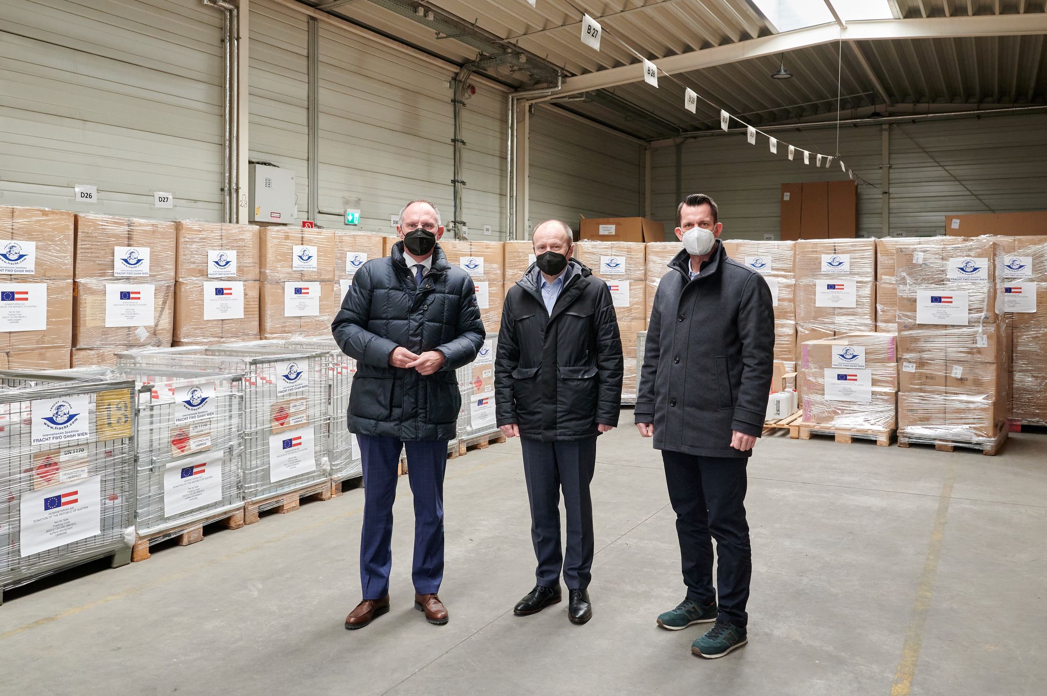 Innenminister Gerhard Karner, der ukrainische Botschafter Vasyl Khymynets und Sozialminister Wolfgang Mückstein während der Verabschiedung von Hilfsgütern für die Ukraine. 