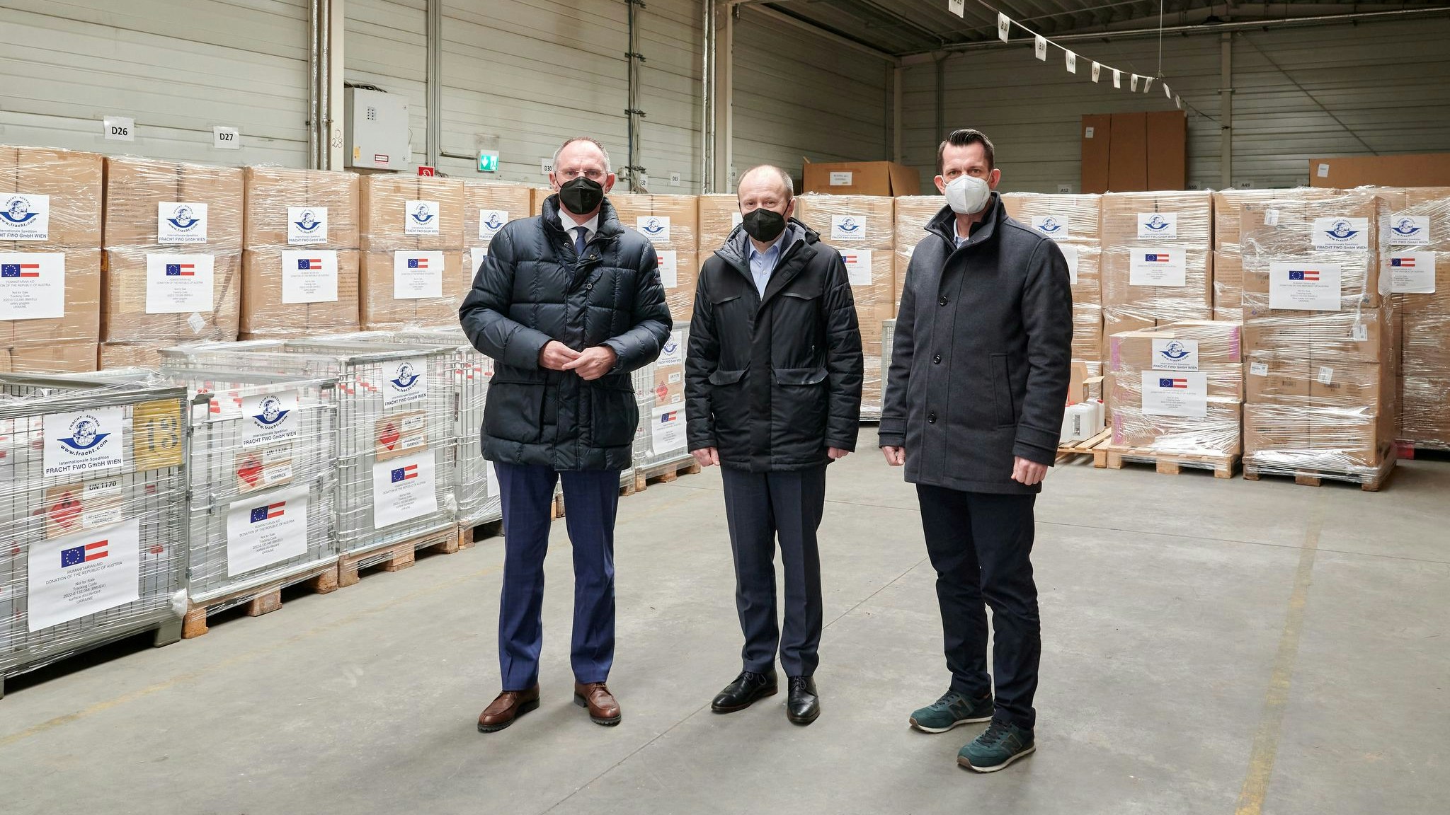 Innenminister Gerhard Karner, der ukrainische Botschafter Vasyl Khymynets und Sozialminister Wolfgang Mückstein während der Verabschiedung von Hilfsgütern für die Ukraine. 