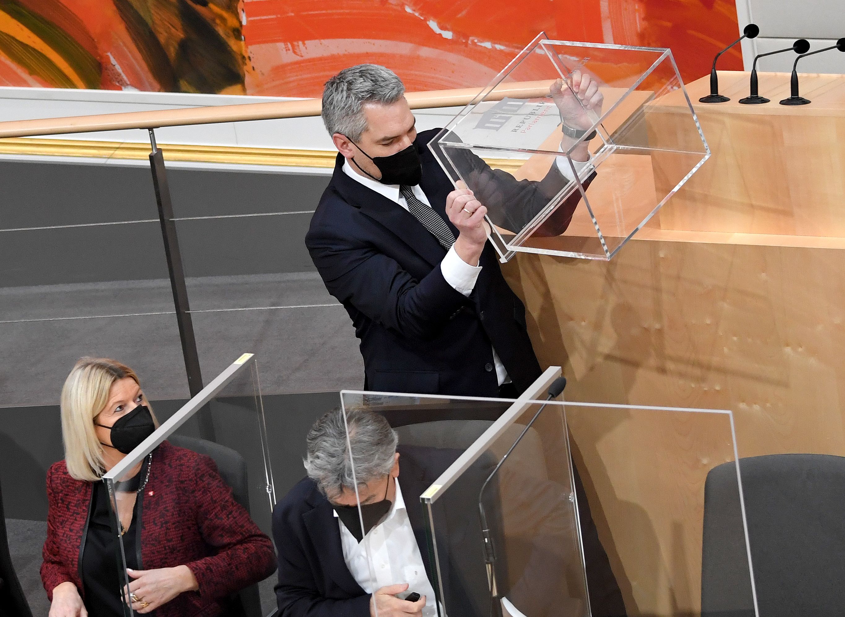 Bundeskanzler Karl Nehammer verließ das Plenum.