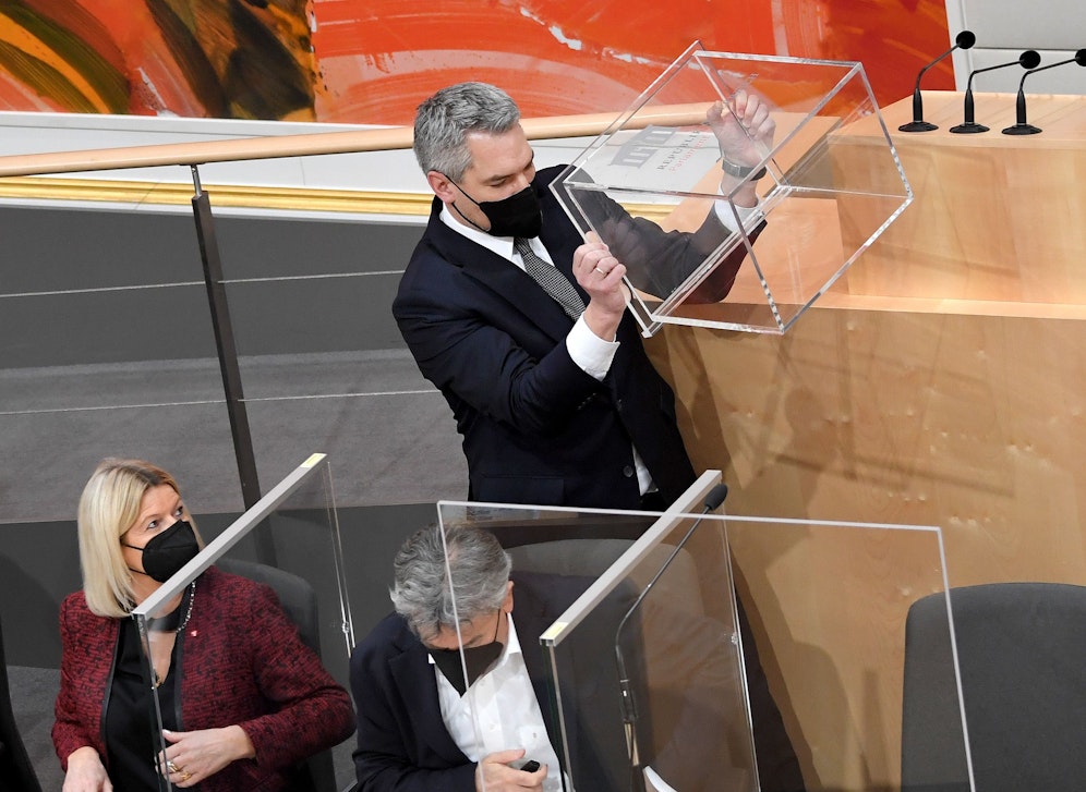 Bundeskanzler Karl Nehammer verließ das Plenum.