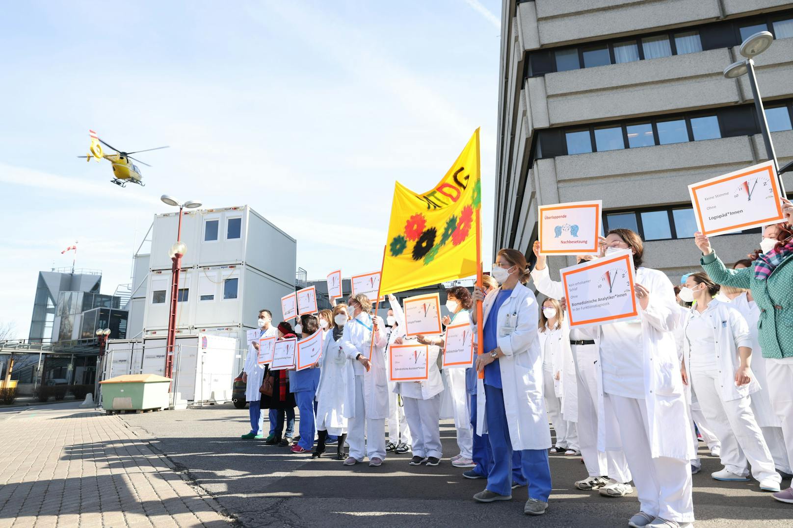 Bei der "Offensive Gesundheit" demonstrierte am Donnerstag Gesundheitspersonal vor dem Wiener AKH.