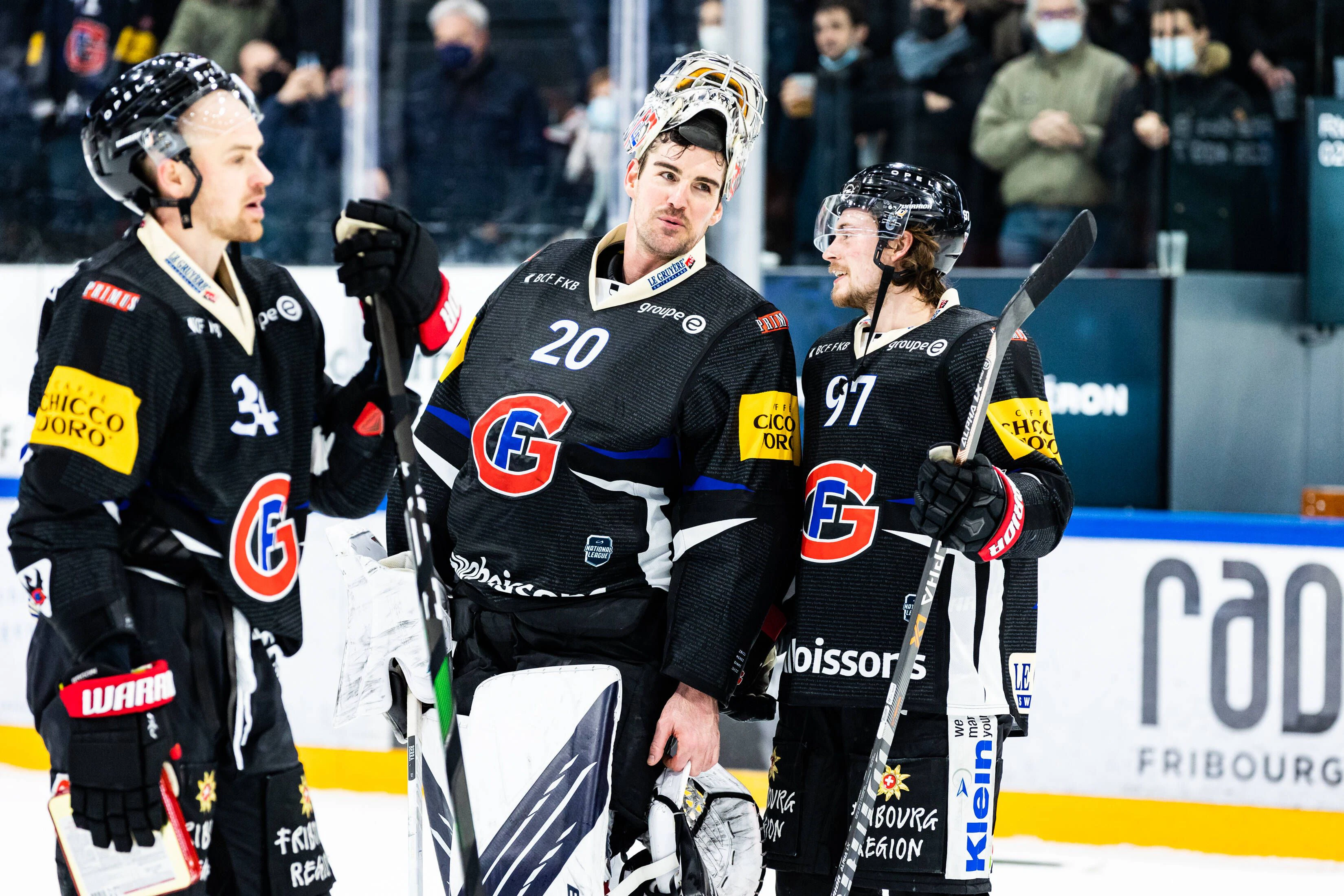 Die Cracks von Fribourg besiegen Lausanne. Ein Todesfall überschattet das Spiel.