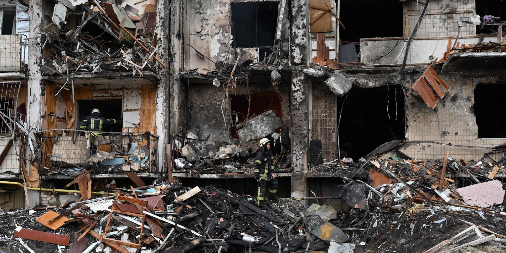 Die Feuerwehr sucht in diesem zerstörten Wohnhaus in Kiew nach Überlebenden.