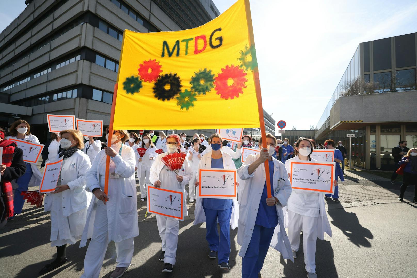 Am Limit und darüber hinaus: Überlastetes Gesundheitspersonal protestierte am Donnerstag vor dem Wiener AKH für bessere Arbeitsbedingungen.